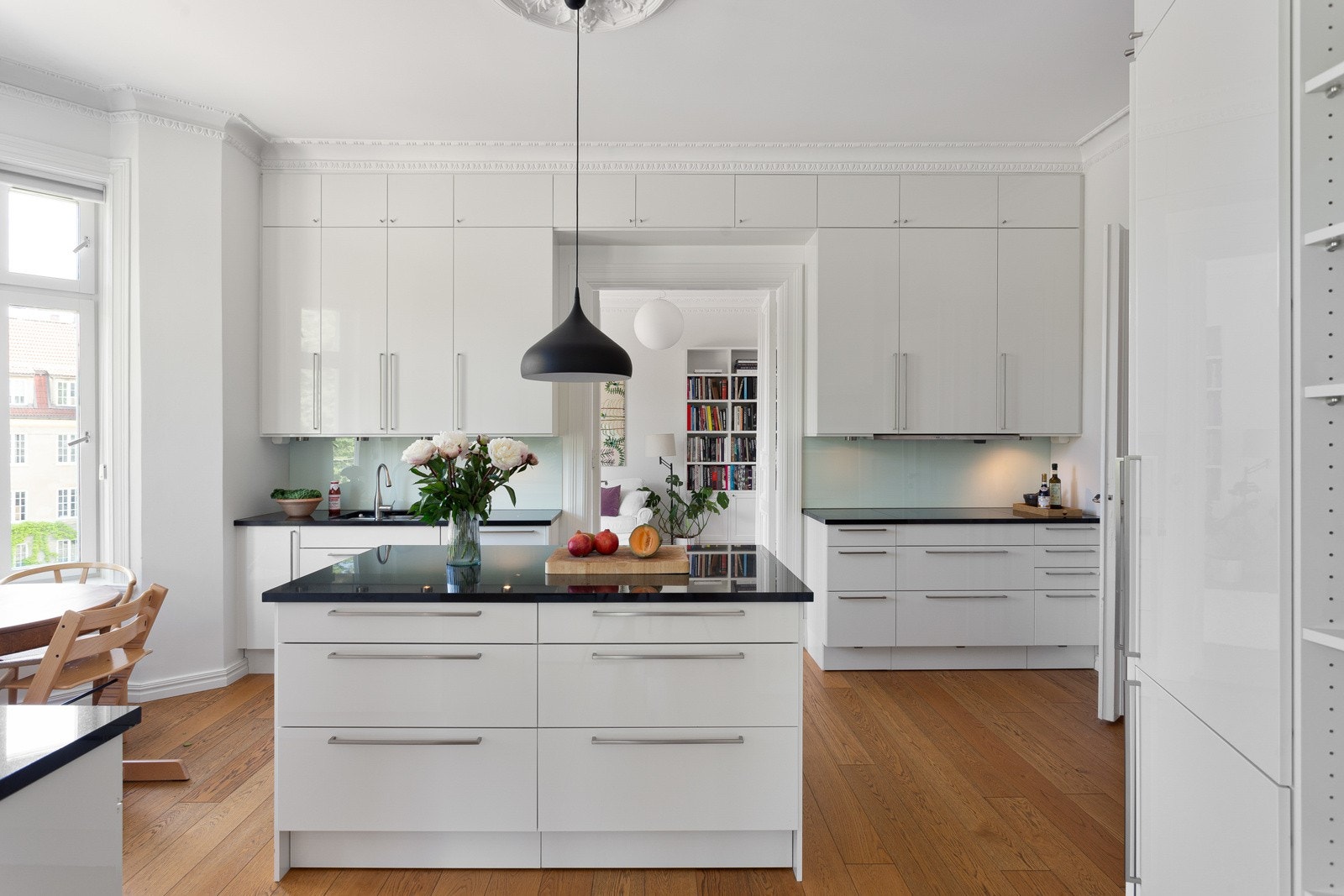 Integrert i innredningen følger plateopp, varmeskap, stekeovn, mikroovn, og oppvaskmaskin i tillegg til frittstående kjøl - og fryseskap plassert i nisje. Alle hvitevarer er fra kvalitetsmerke Miele. Galleribilde