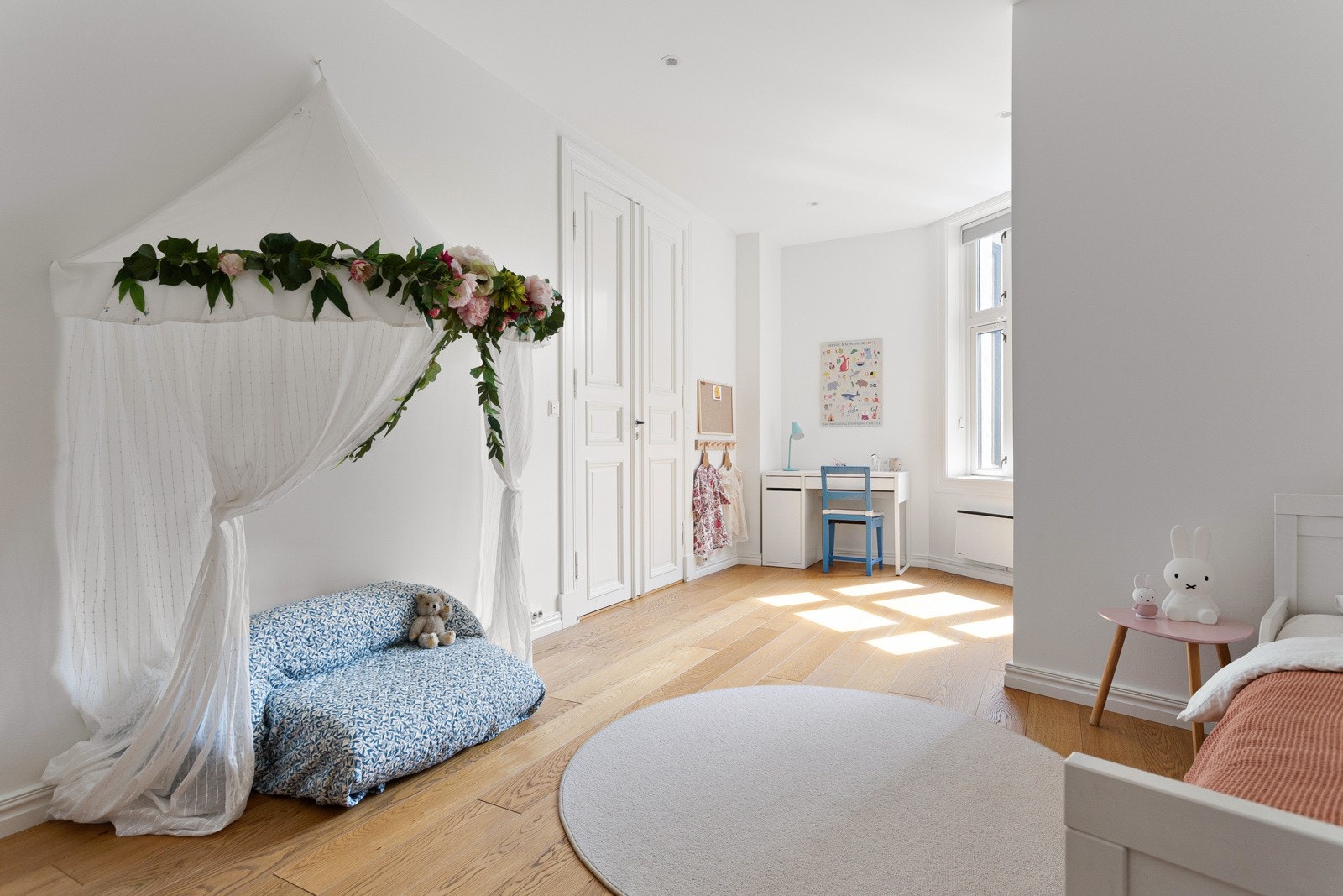 Det andre soverommet i hoveddelen er også av god størrelse, og fungerer ypperlig som barnerom, gjesterom, kontor eller det man måtte ha behov for. Galleribilde