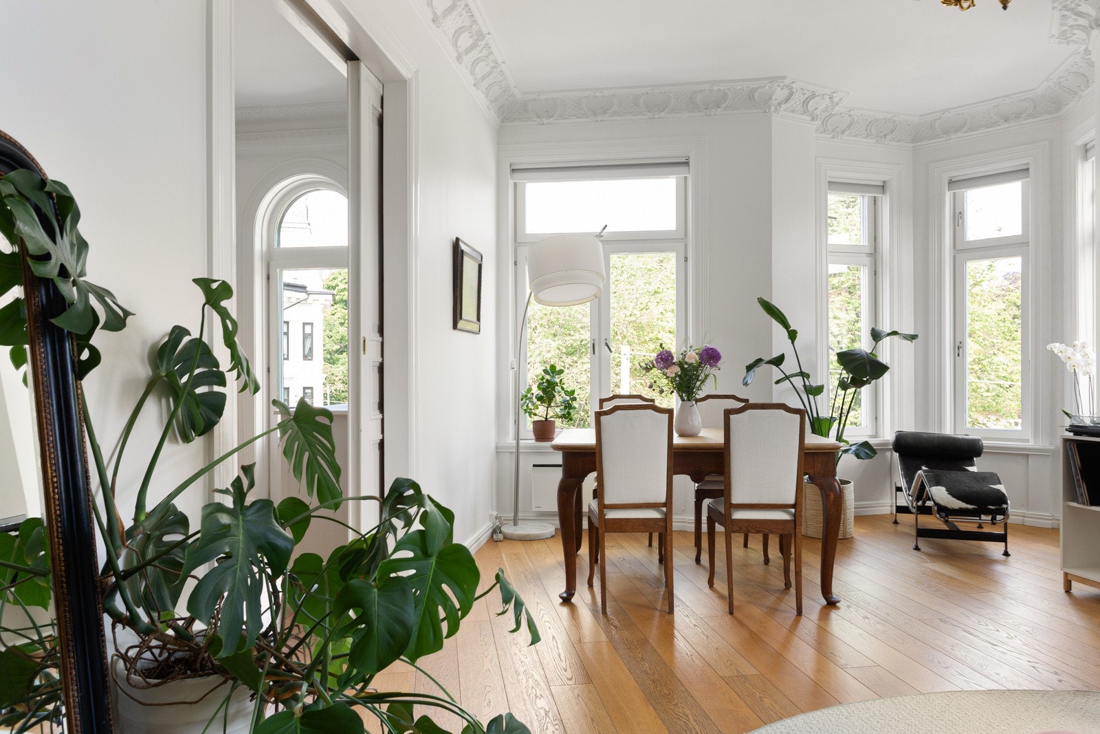 Leiligheten har bevart mange av de klassiske detaljene som rosett og stukkatur, og har samtidig en takhøyde på 3.12 meter som skaper en svært luftig atmosfære. Galleribilde