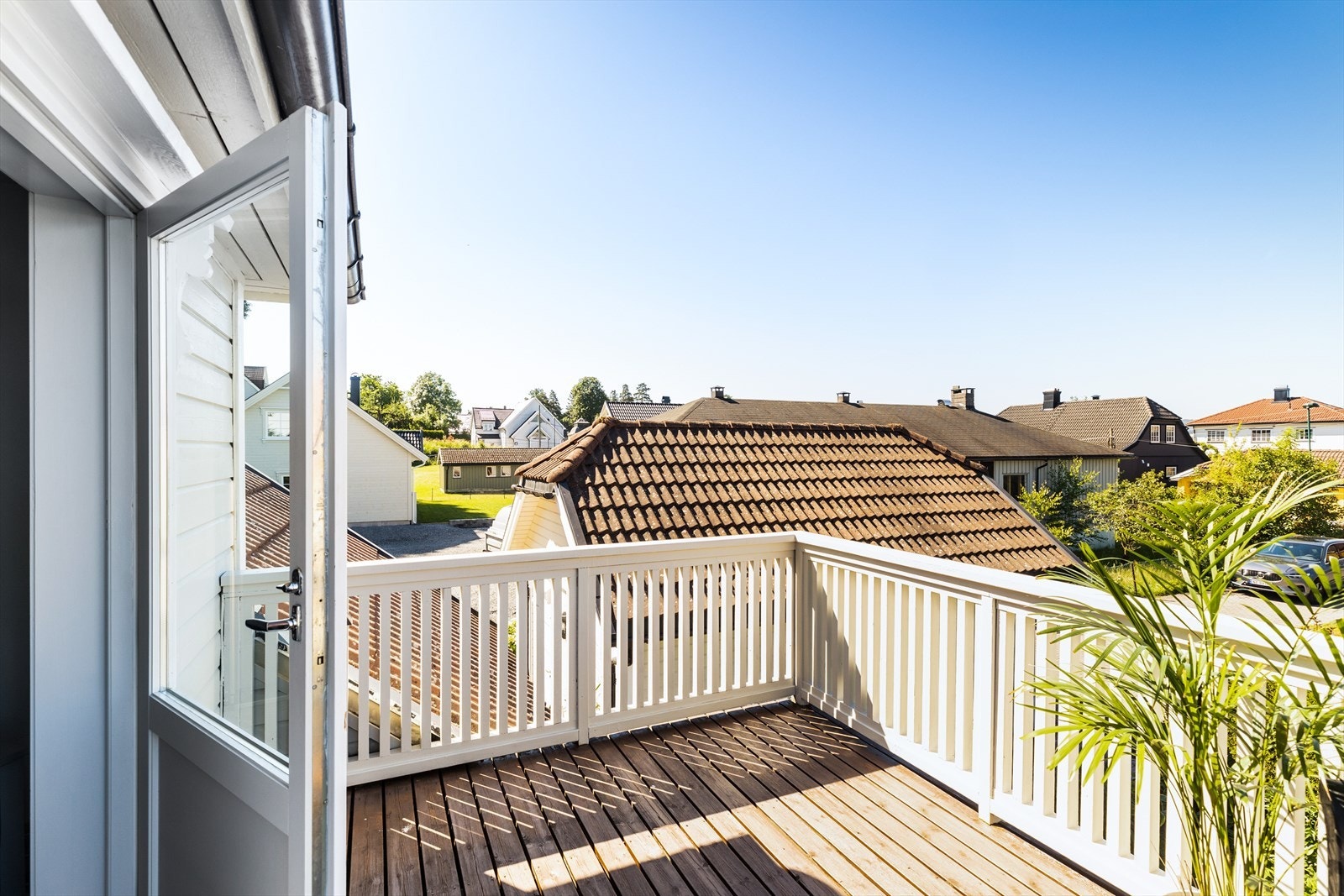 Rommet har en dobbeltfløyet dør som gir godt med lys med utgang til vestvendt og solrik veranda med fin utsikt Galleribilde