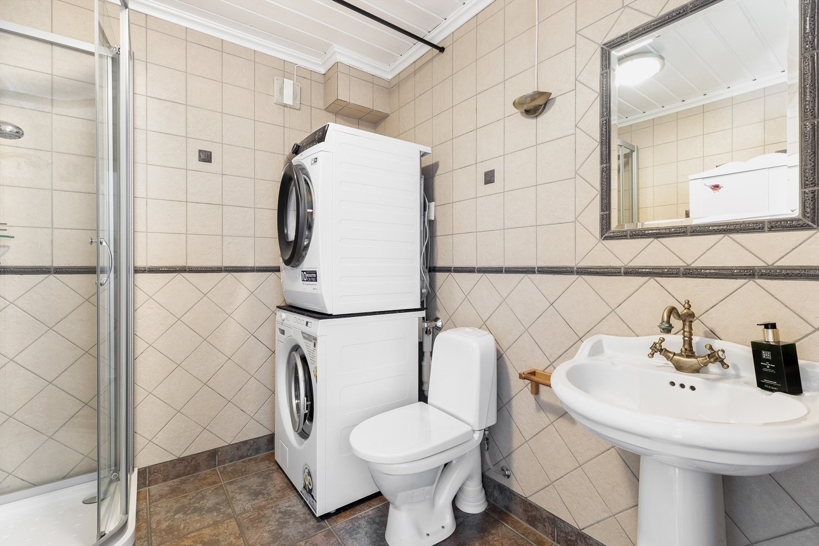 Kombinert bad/vaskerom, flislagt med vannbåren gulvvarme Galleribilde