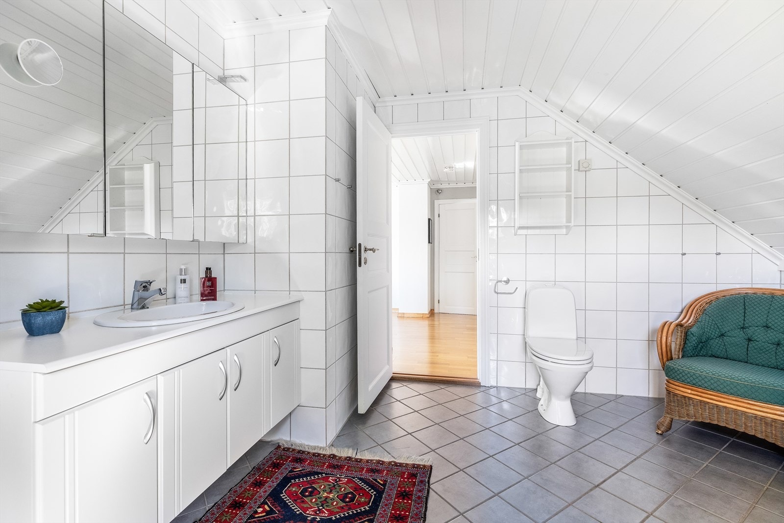 Overskap med speil og lys Galleribilde