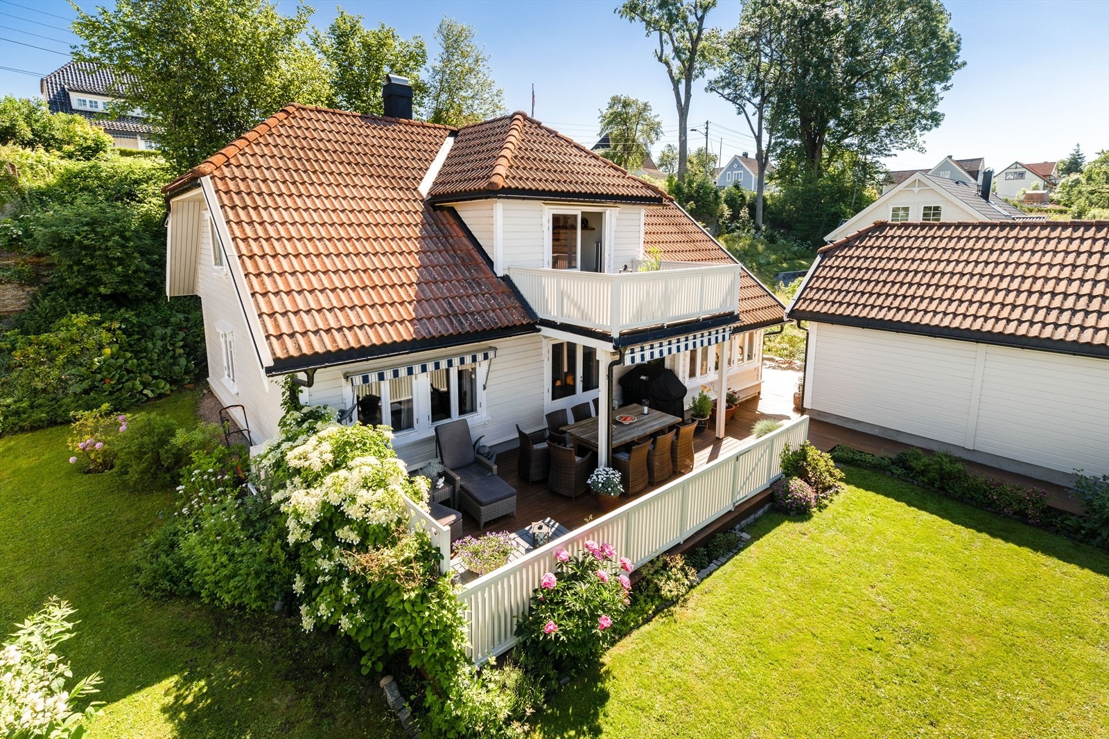 Boligen er videre godt vedlikeholdt gjennom årene med god standard og kvalitetsmaterialer, håndverksmessig pent utført Galleribilde