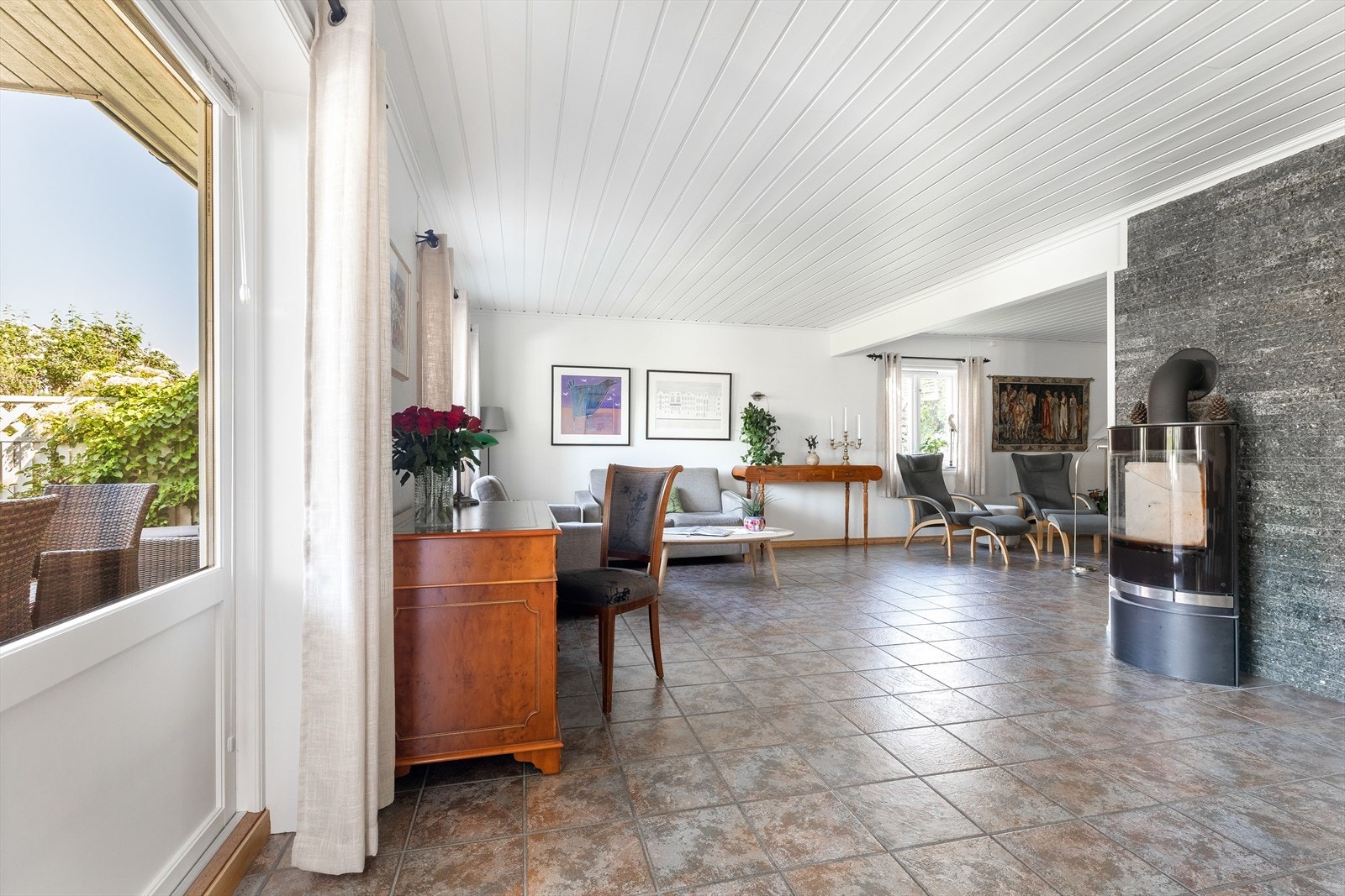 I stuen er det installert en lekker "Jydepeisen" peisovn med stort buet glass slik at flammene kan sees fra flere vinkler (både stue og kjøkken) Galleribilde