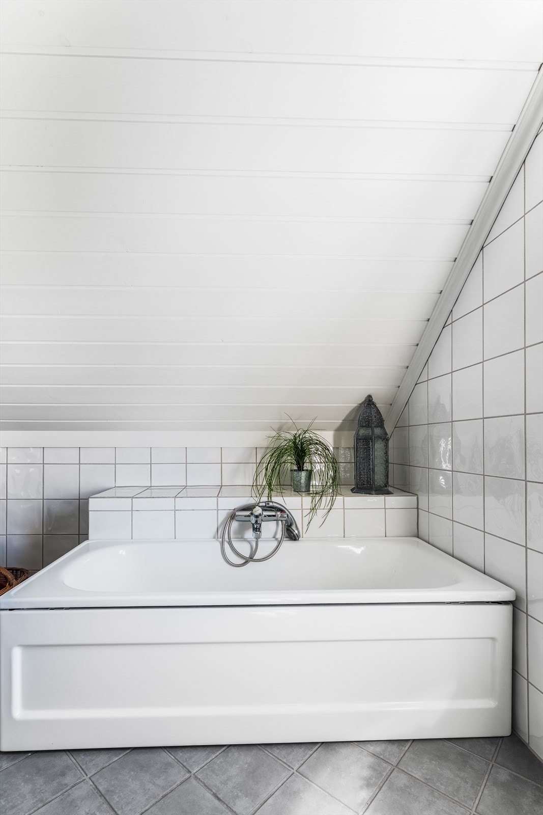 På badet er det toalett, badekar og dusjkabinett. Galleribilde