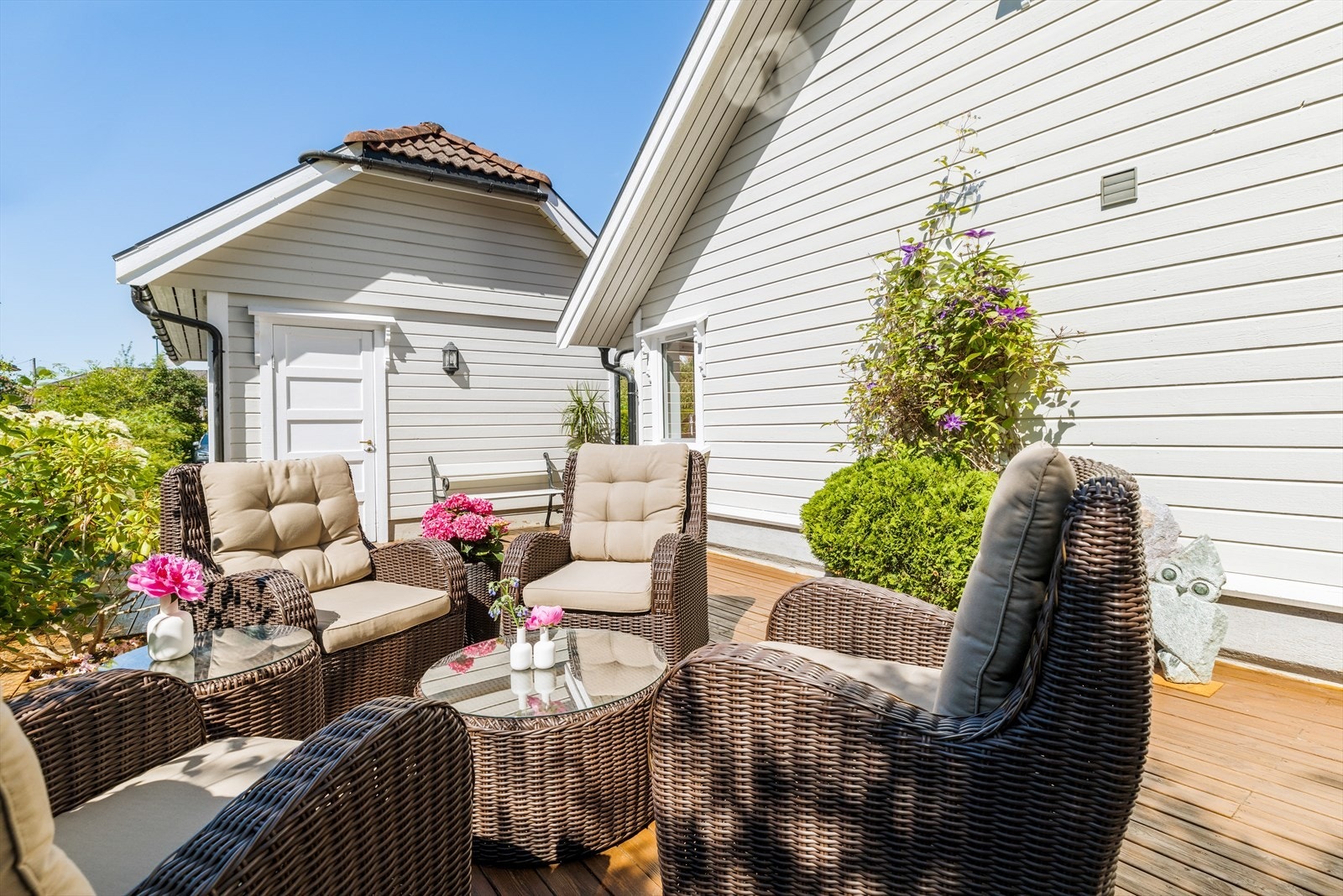 Trivelig usjenerte terrassearealer mellom garasje og inngangspartiet Galleribilde