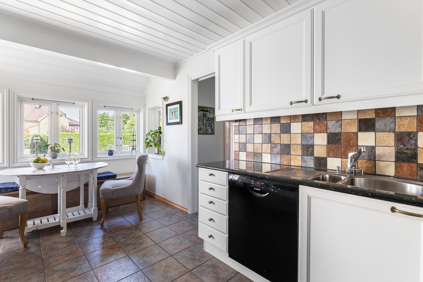 Kjøkken er lyst og fint Galleribilde