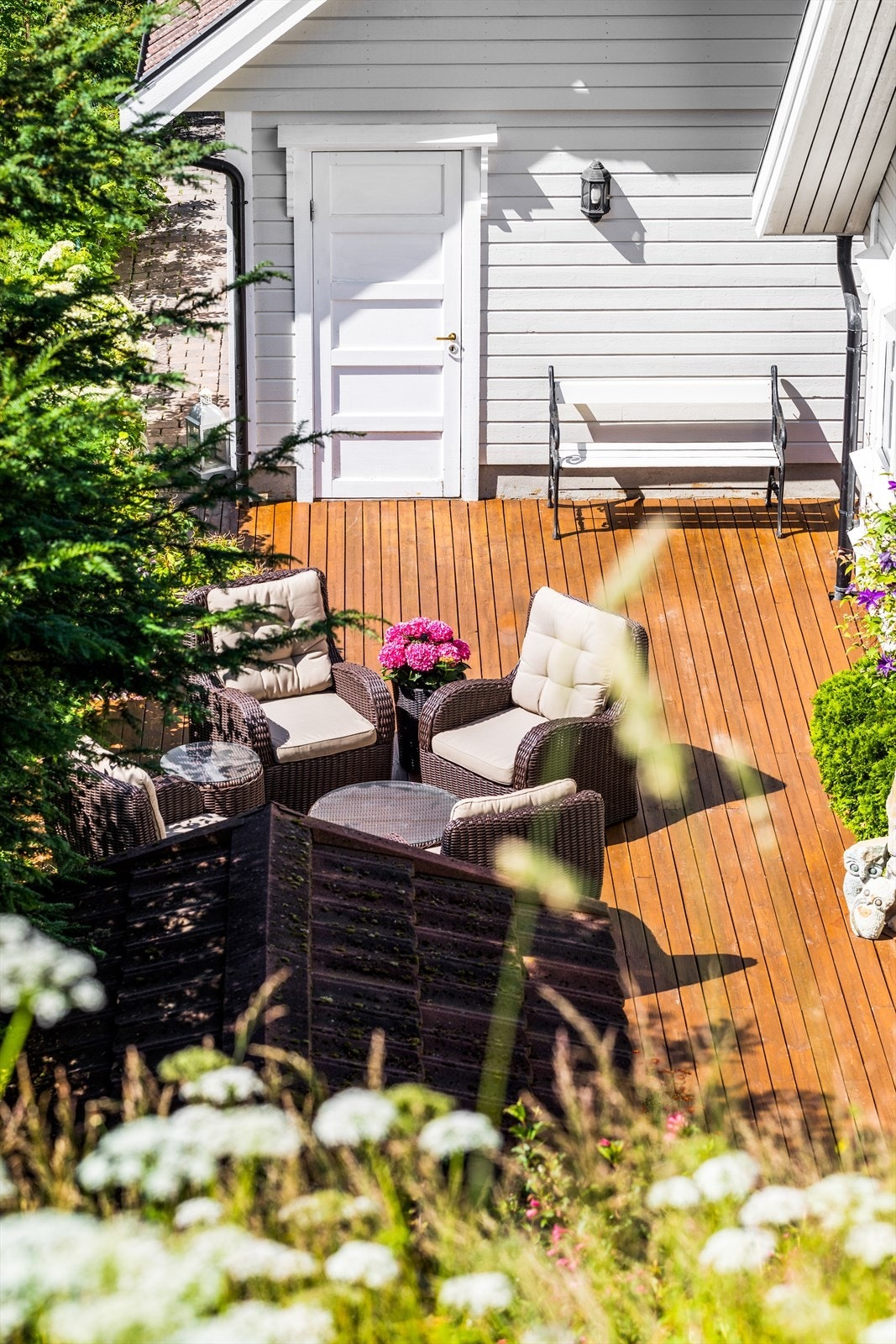 Mot sør og i bakkant av garasje er det en lun og usjenert uteplass med fin morgensol Galleribilde