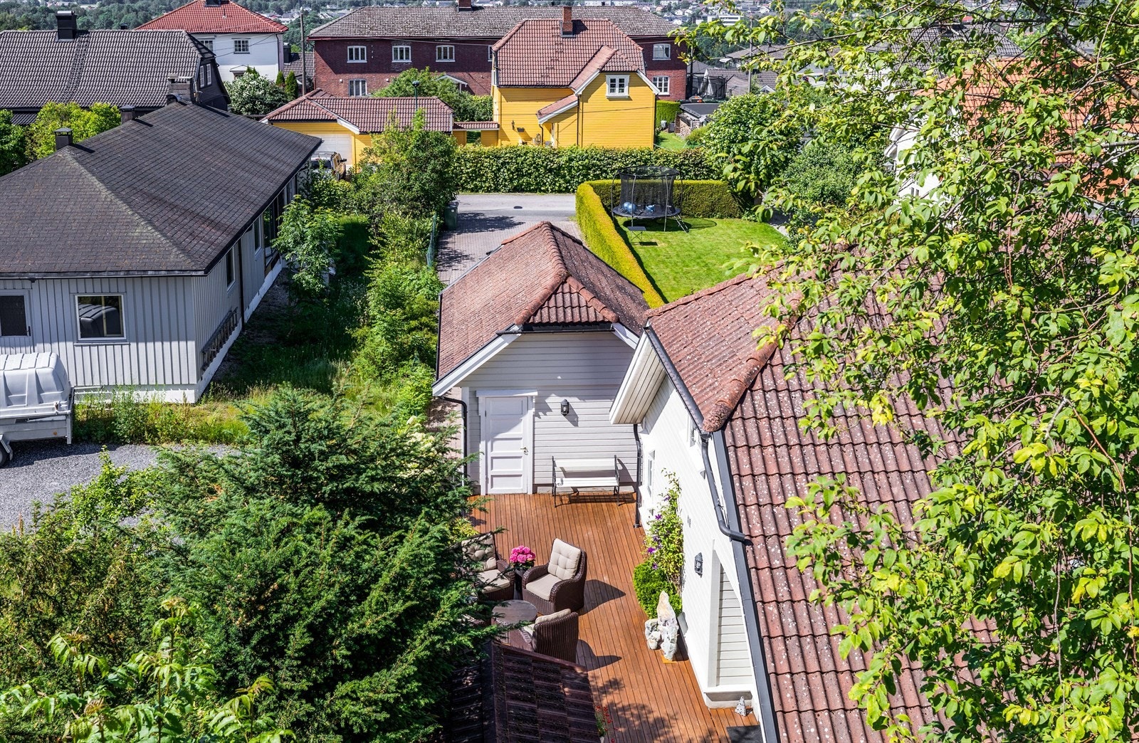 Det medfølger i tillegg på tomten en garasje fra 2001 på ca 22 m², og en lekestue fra 2002 Galleribilde