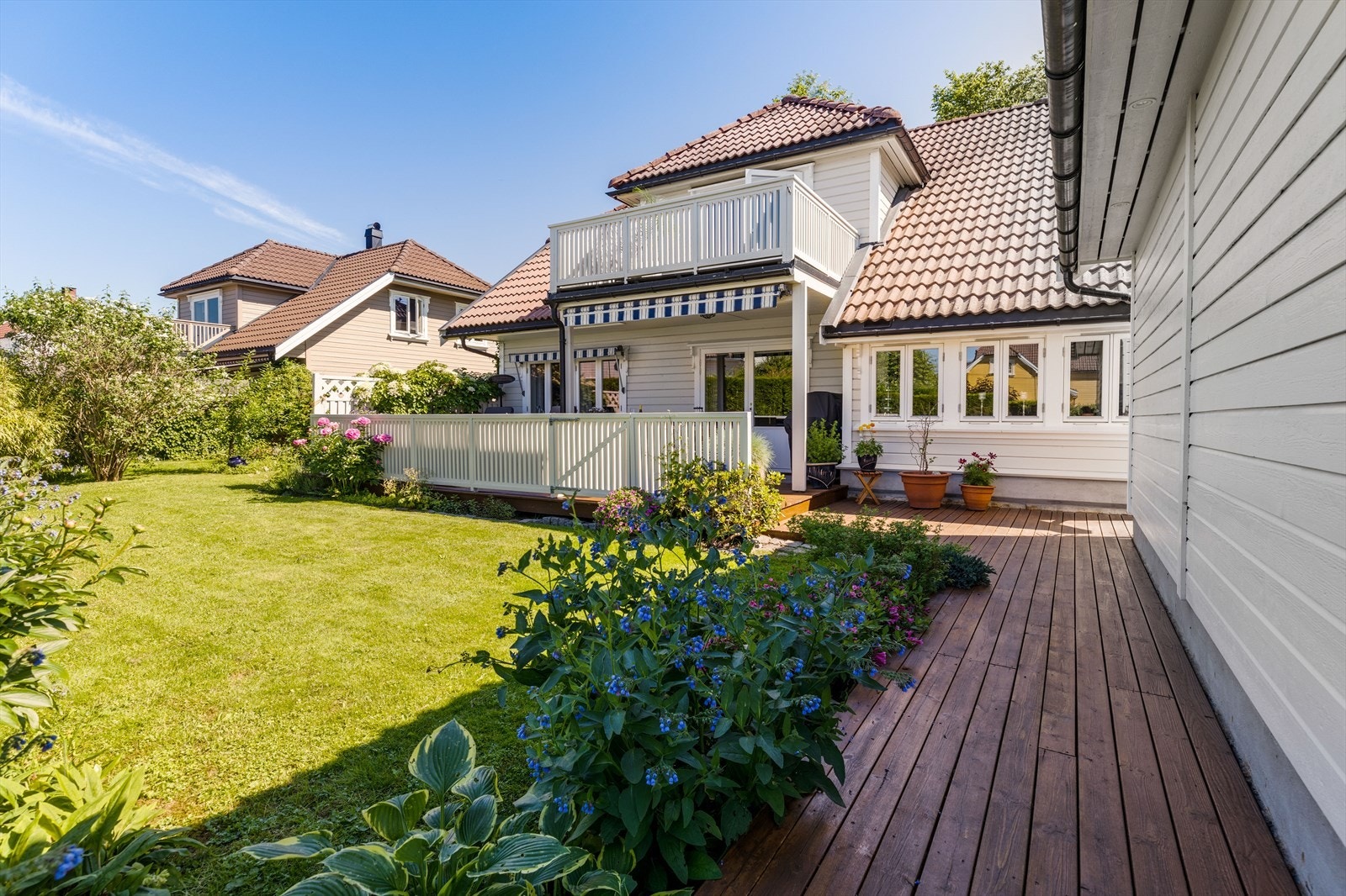 Vestvendt, solrik og usjenert beliggenhet Galleribilde