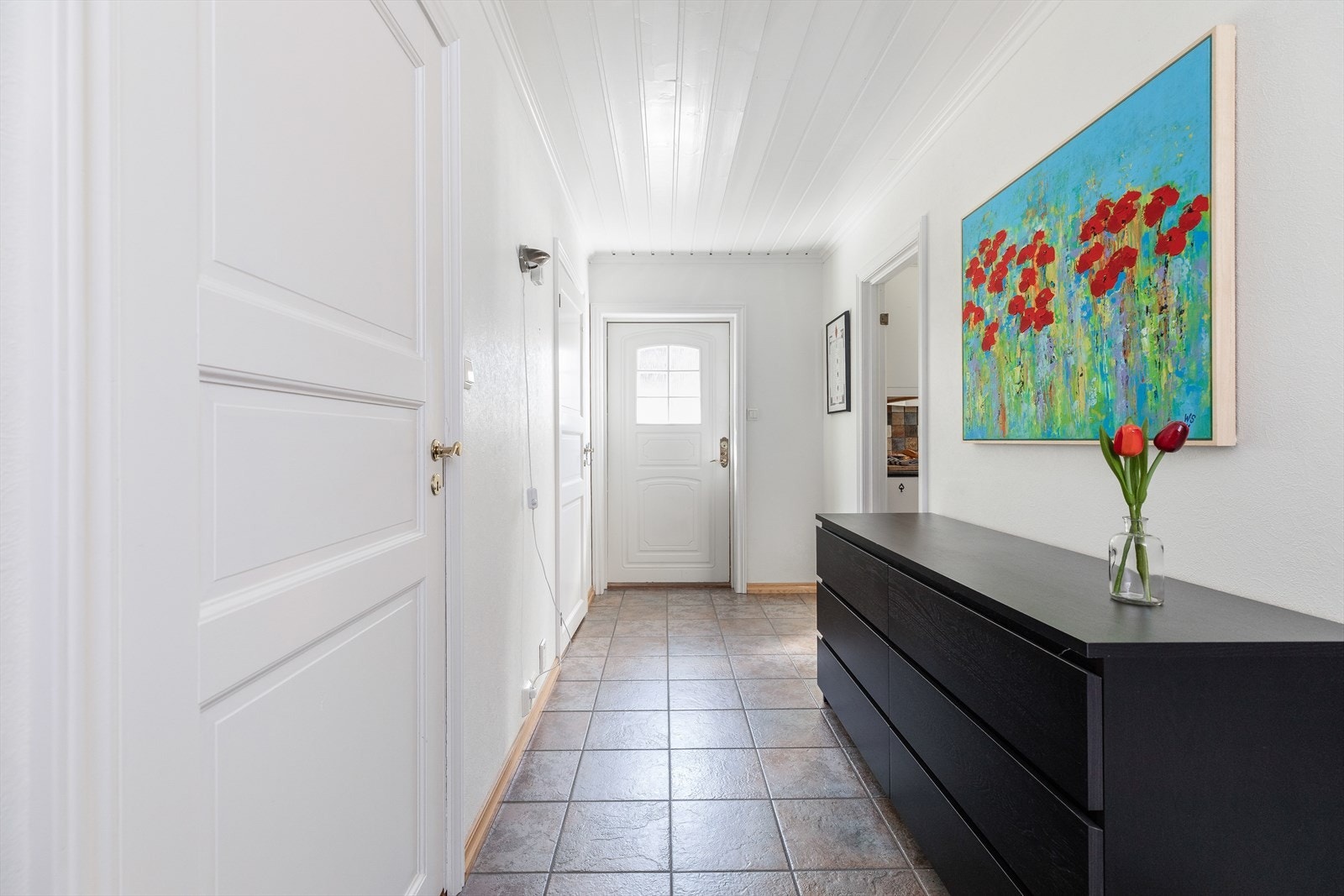 Her er det er gulvfliser med vannbåren gulvvarme, malte tapet vegger og malt panel i tak Galleribilde