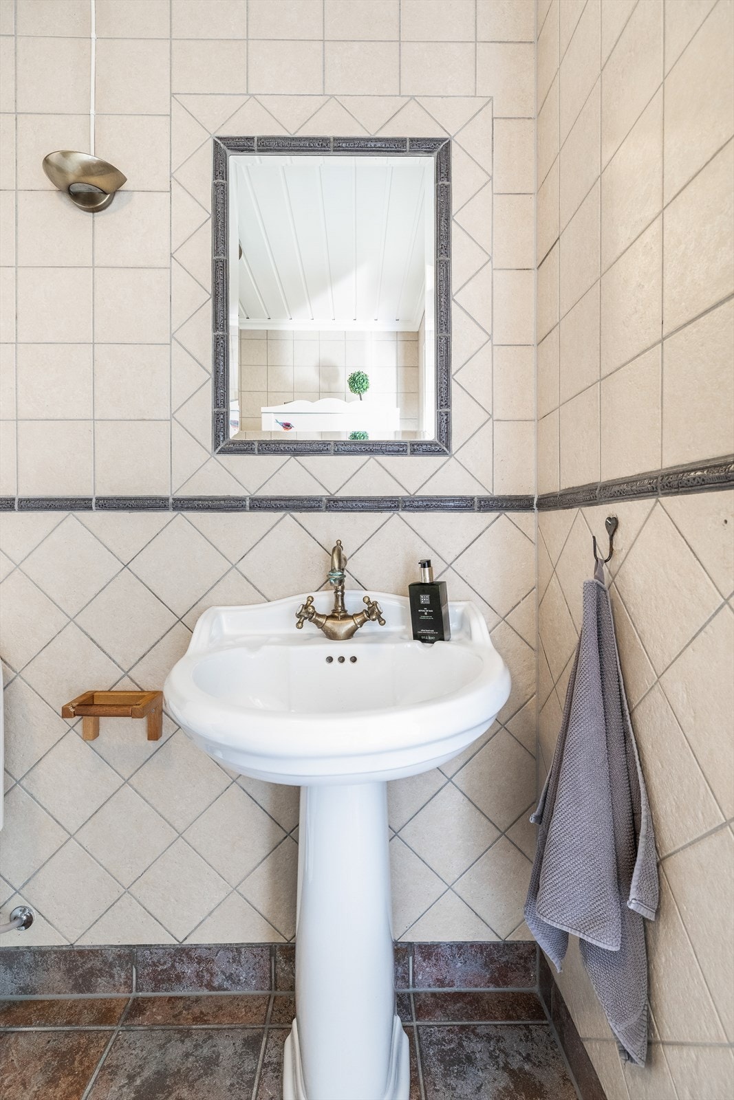 Rommet er utstyrt med søylevask, innfliset speil, dusjkabinett, toalett Galleribilde