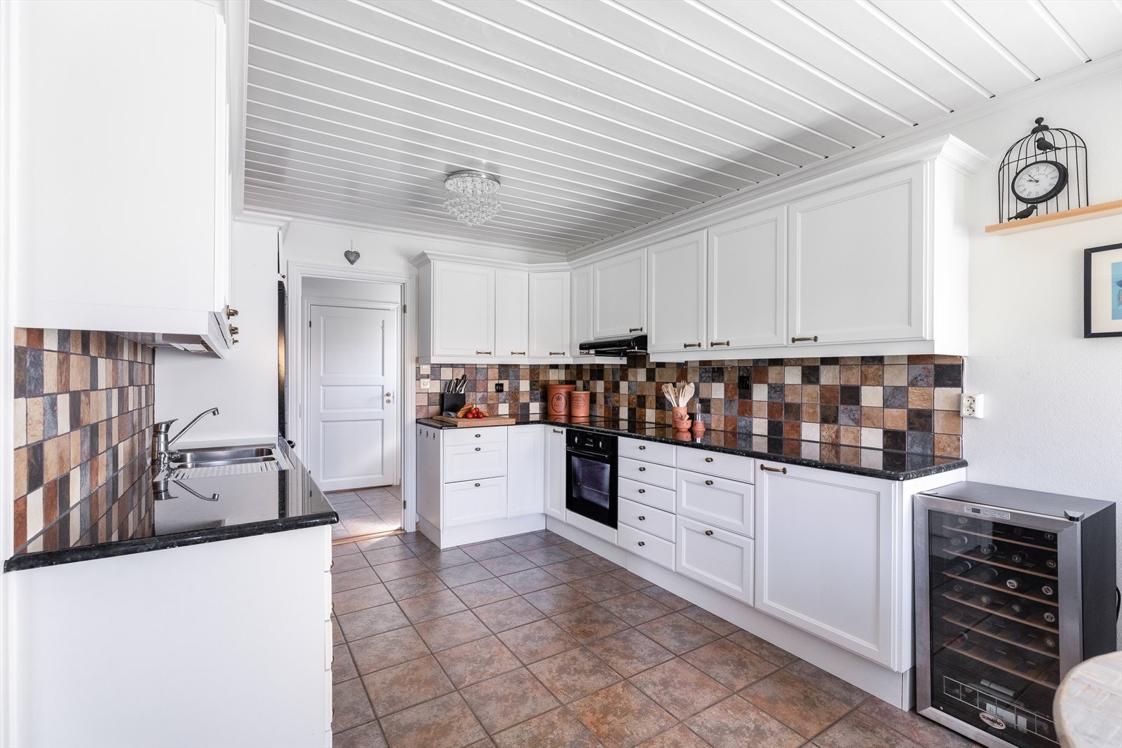 Innredningen er praktisk designet med god benke- og lagringsplass Galleribilde