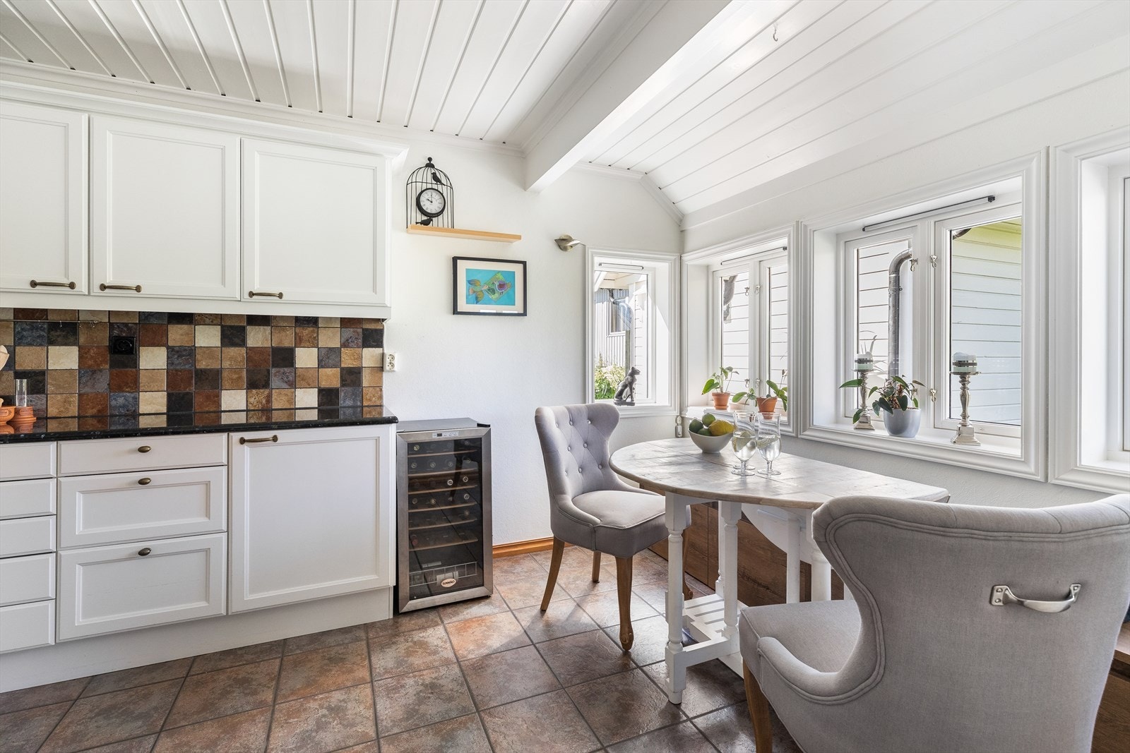 Kjøkkenet er lyst og trivelig med fine hjørnevinduer som slipper inn mye naturlig lys Galleribilde