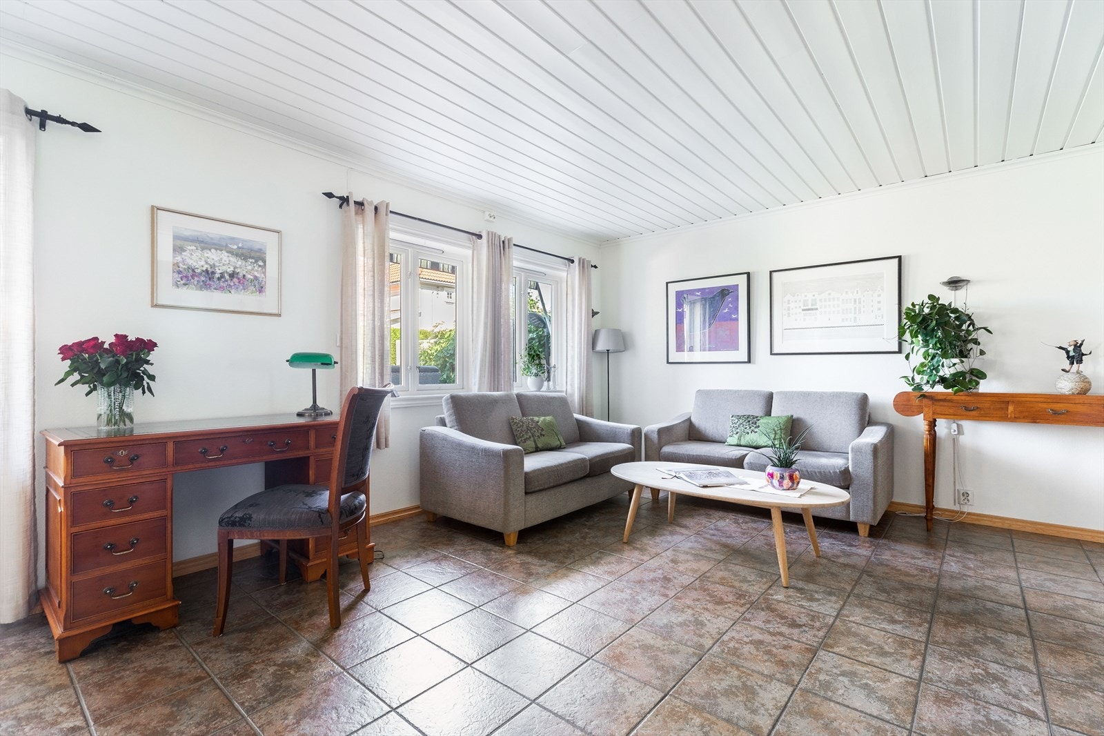 Lys og trivelig stue med flis på gulv med vannbåren gulvvarme Galleribilde