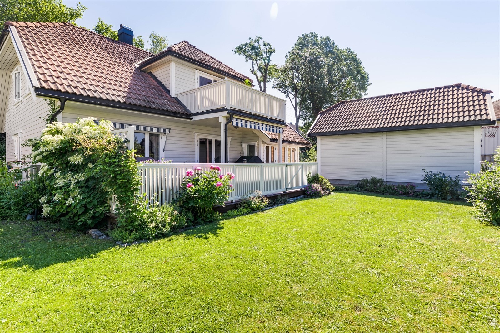 Uteområde er velstelt, og rikelig beplantet med busker og stauder som blomstrer fra tidlig vår til sent på høsten Galleribilde