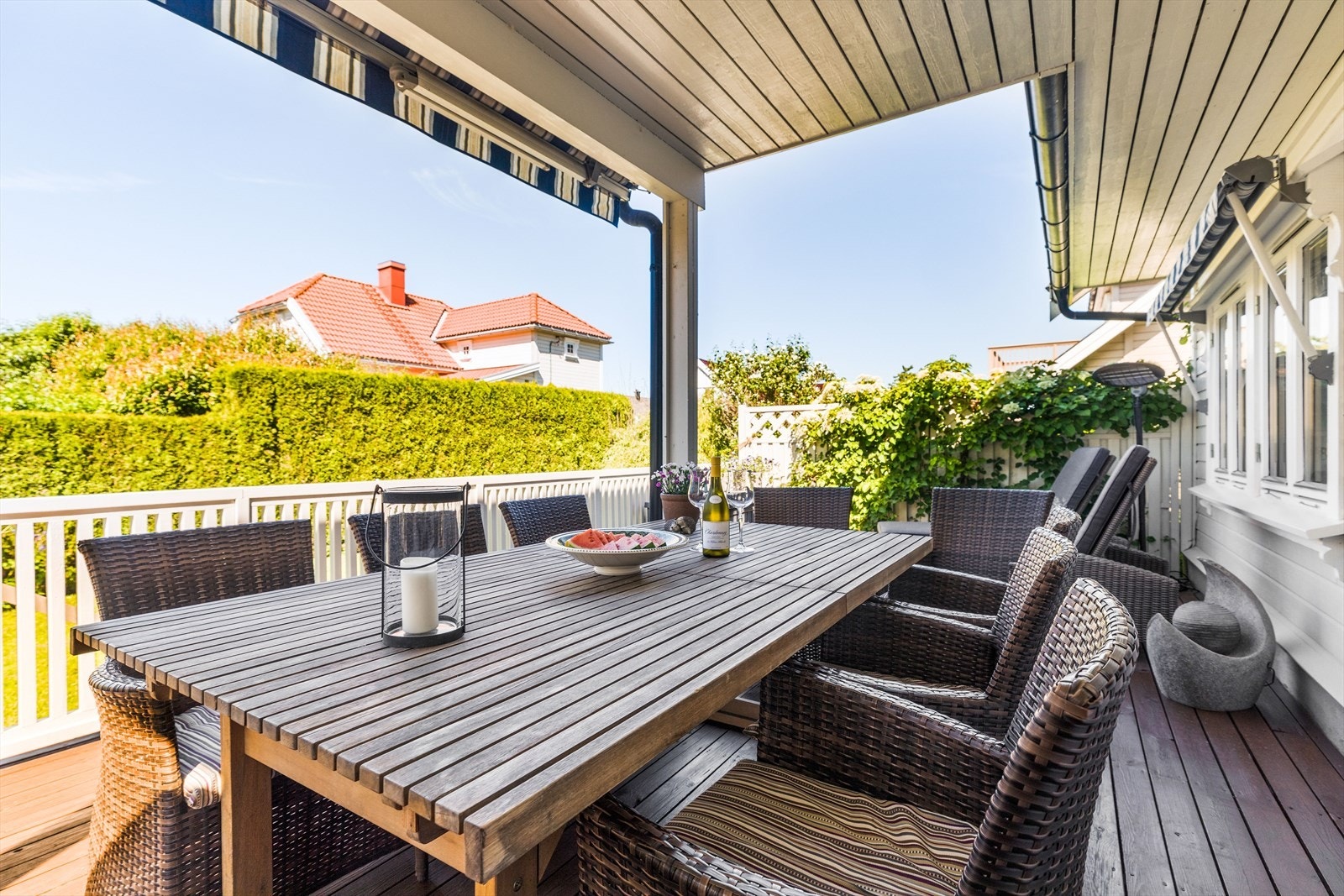 Det er god plass på den overbygde terrassen mot vest for utemøbler, og grill Galleribilde