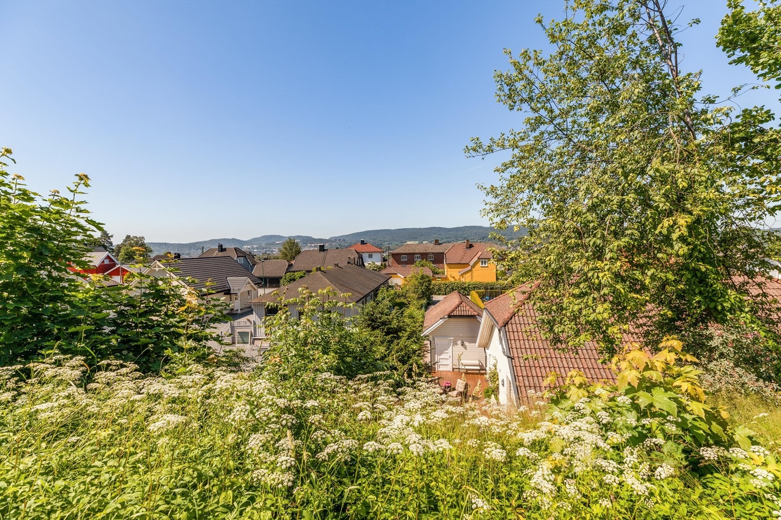 Eiendommen har en meget attraktiv og barnevennlig beliggenhet på Borgestad beliggende i en lite trafikkert gate Galleribilde