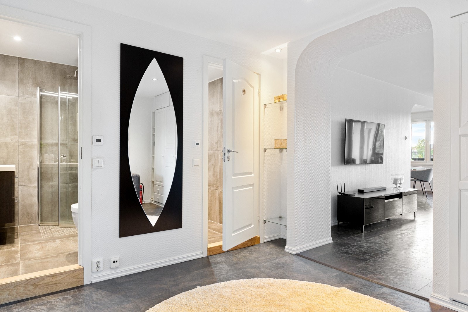 Leiligheten har videre en romslig hall som binder rommene sammen på en fin måte. Galleribilde