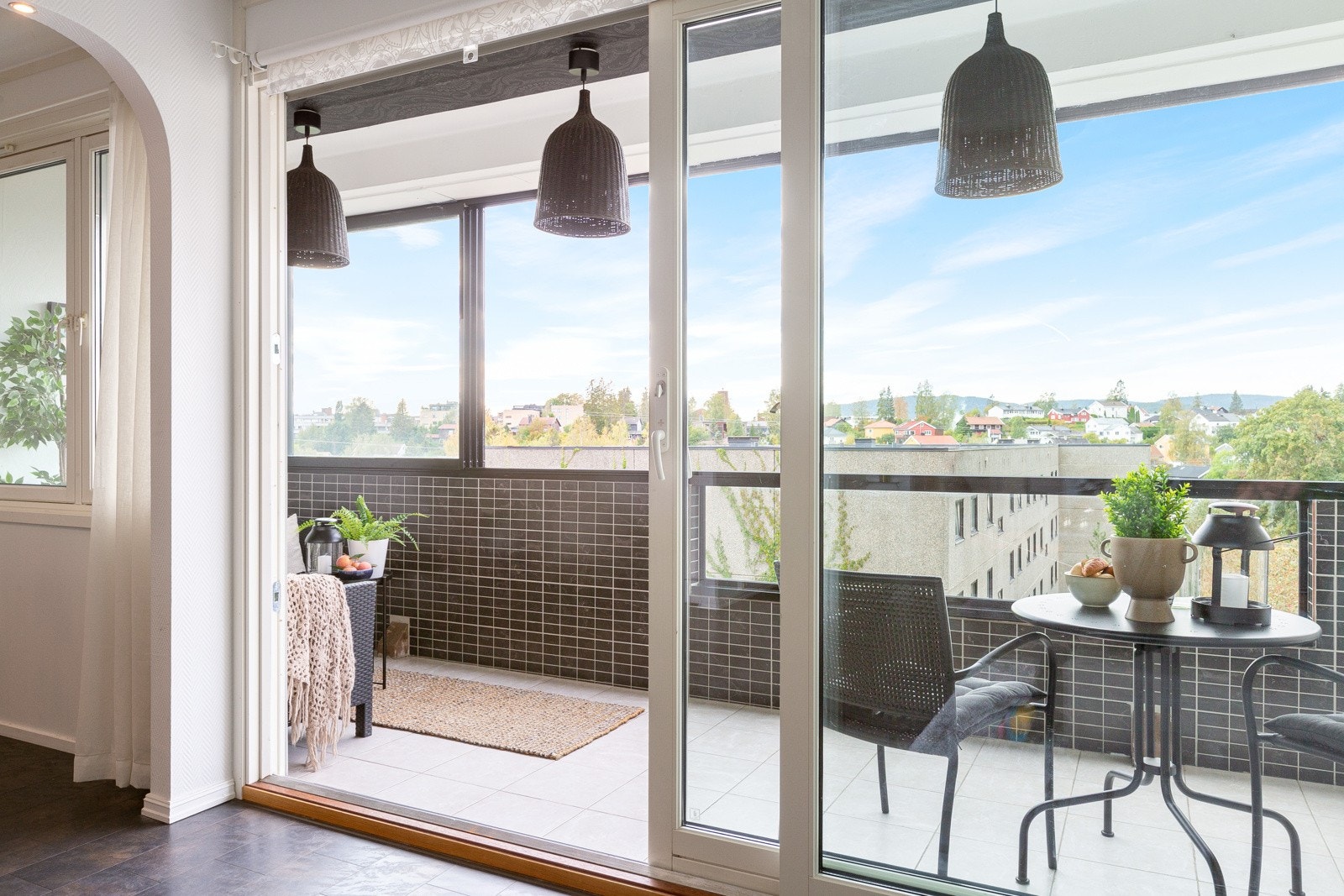 Fra stuen har du utgang til innglasset balkong på hele 10,2 kvm - usjenert og solfylt vendt mot nordvest. Galleribilde