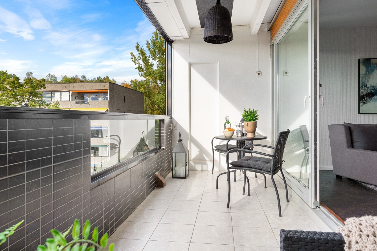 Her har du rikelig med plass til utemøblement og grill. Innglassingen kan skyves til side om du ønsker en mer åpen og luftig balkong. Galleribilde