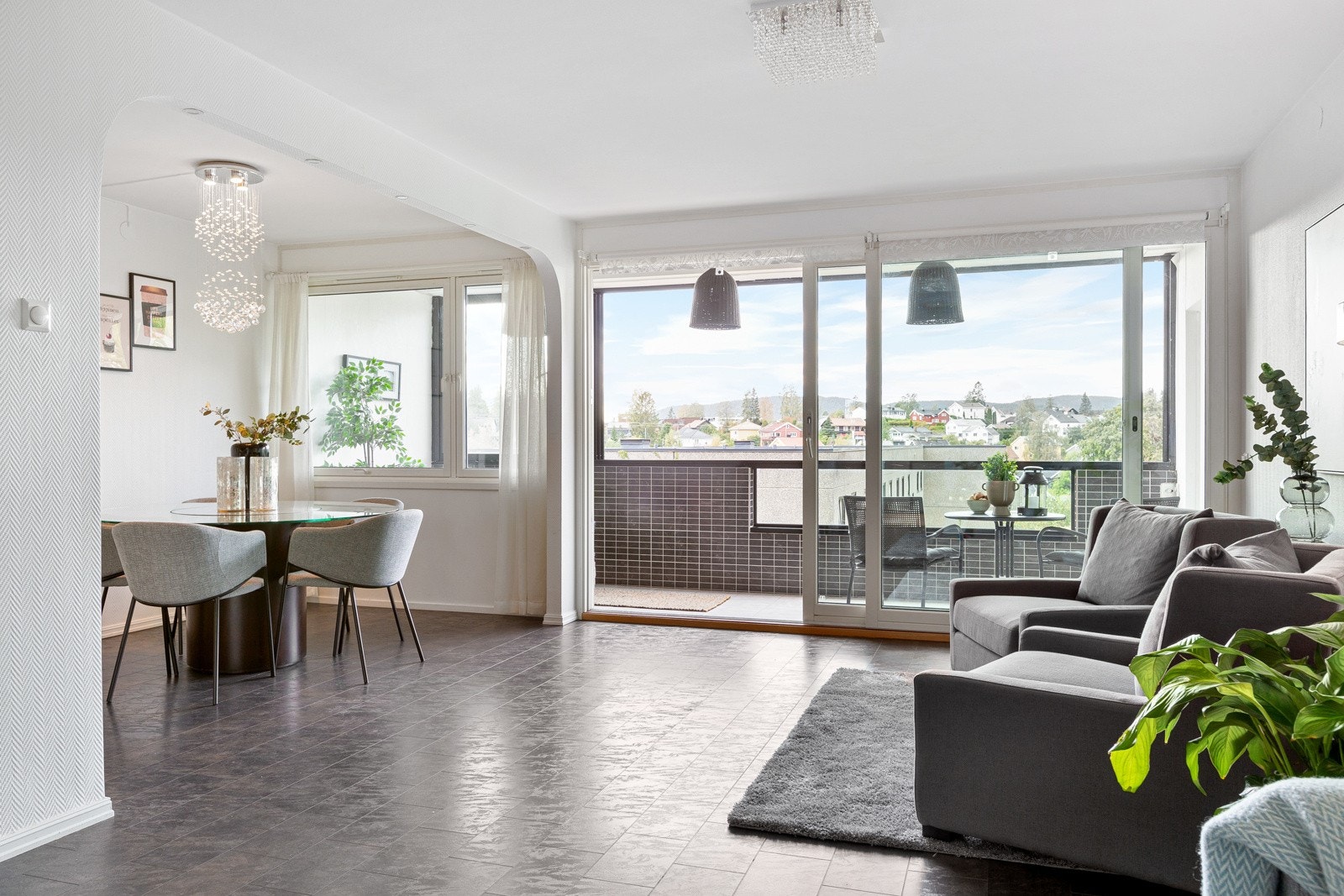 Stuen gir deg flere møbleringssoner. Galleribilde