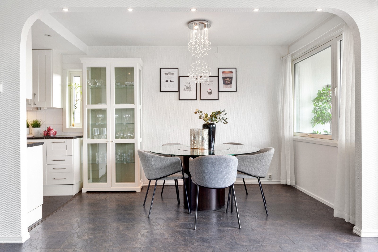 Hyggelig plass til stort spisebord med tilhørende møblement. Galleribilde