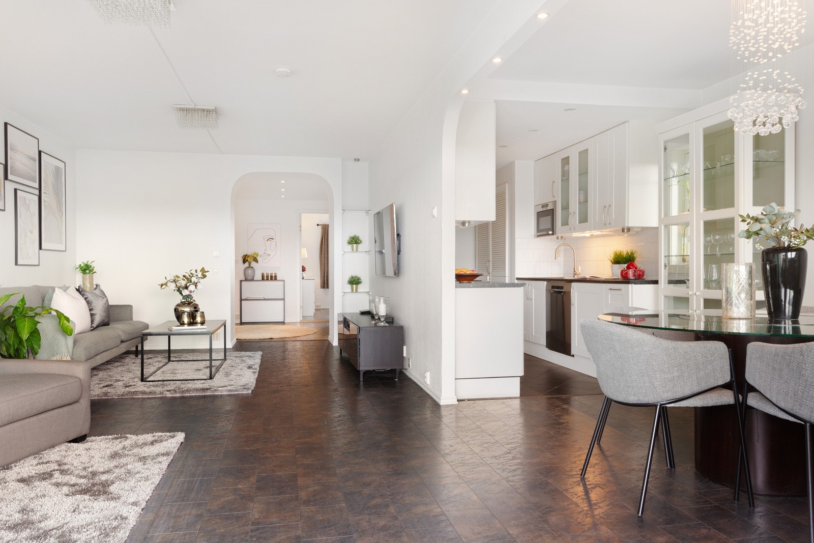 Kjøkkenet er i delvis åpen løsning mot stuen, men samtidig godt skjermet. Galleribilde