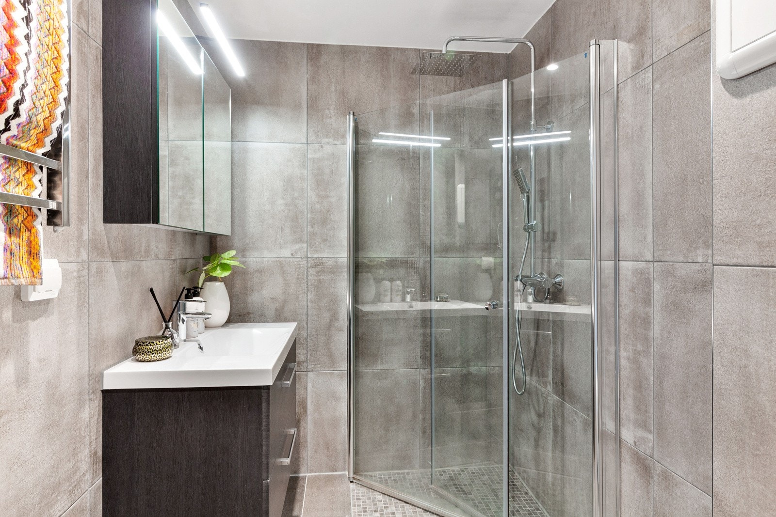 Videre har du et delikat flislagt bad og separat toalettrom, begge pusset opp i 2020. Galleribilde