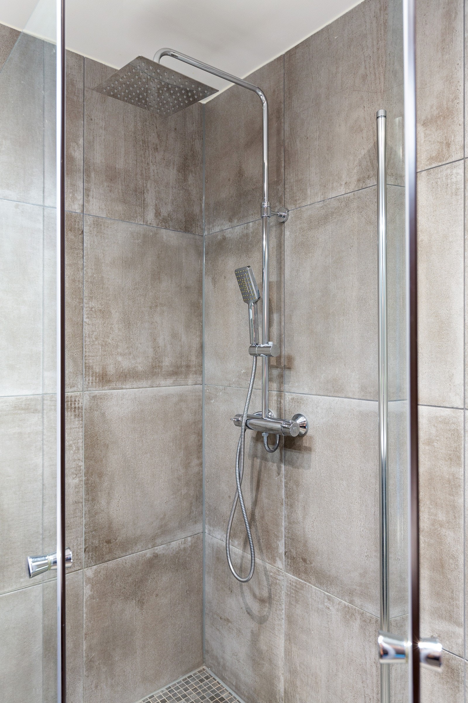 Utstyrt med vegghengt servantskap, dusjhjørne med innfellbare dører og regnfallsdusj, samt vegghengt toalett. Galleribilde