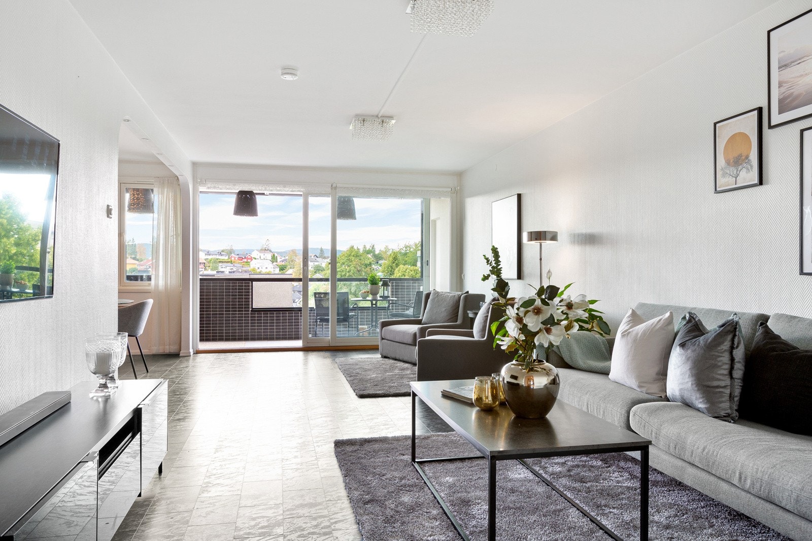 Romslig og gjennomgående 4-roms hjørneleilighet med en familievennlig planløsning, god størrelse på rommene og fine vindusflater på tre sider som slipper inn rikelig med naturlig lys. Galleribilde