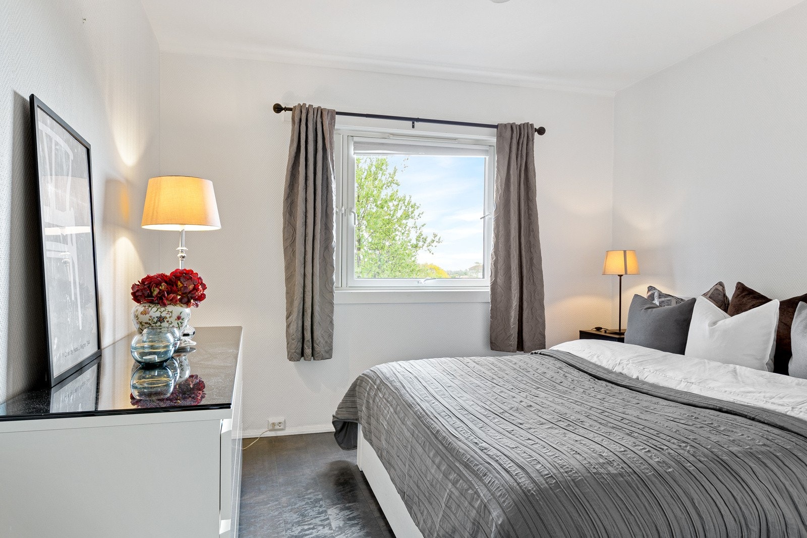 Alle 3 soverommene er på samme side av leiligheten, lengst vekk fra stuen. Galleribilde