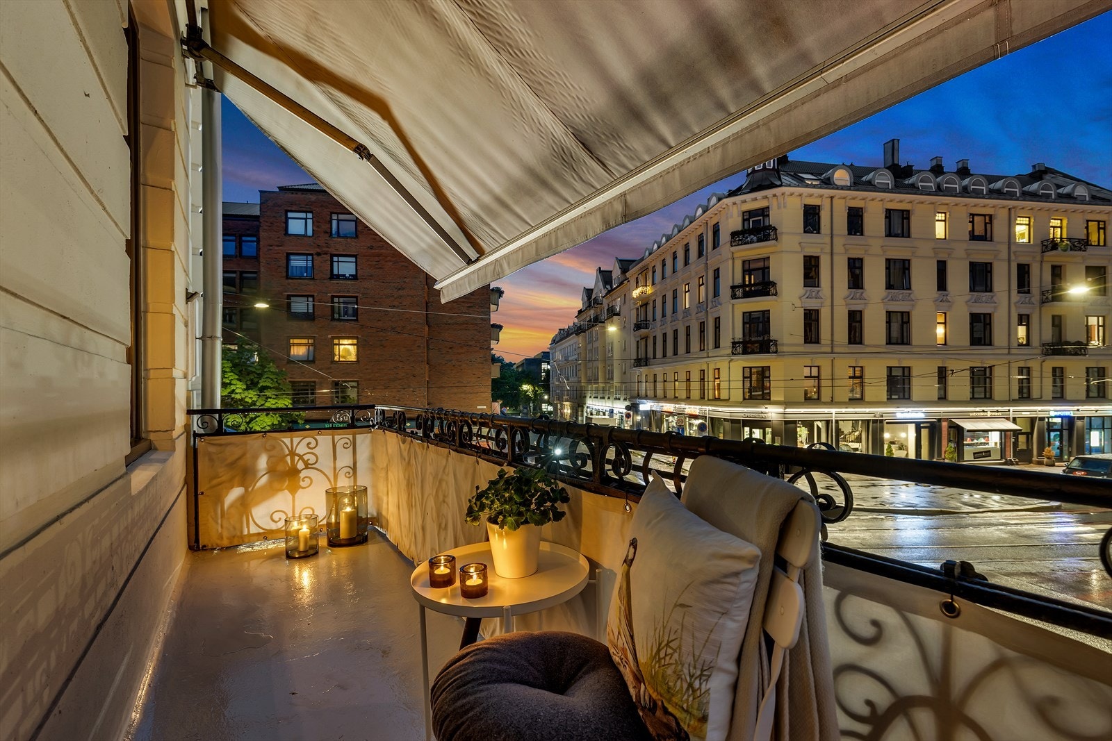 Vestvendt balkong med luftig utsyn Galleribilde