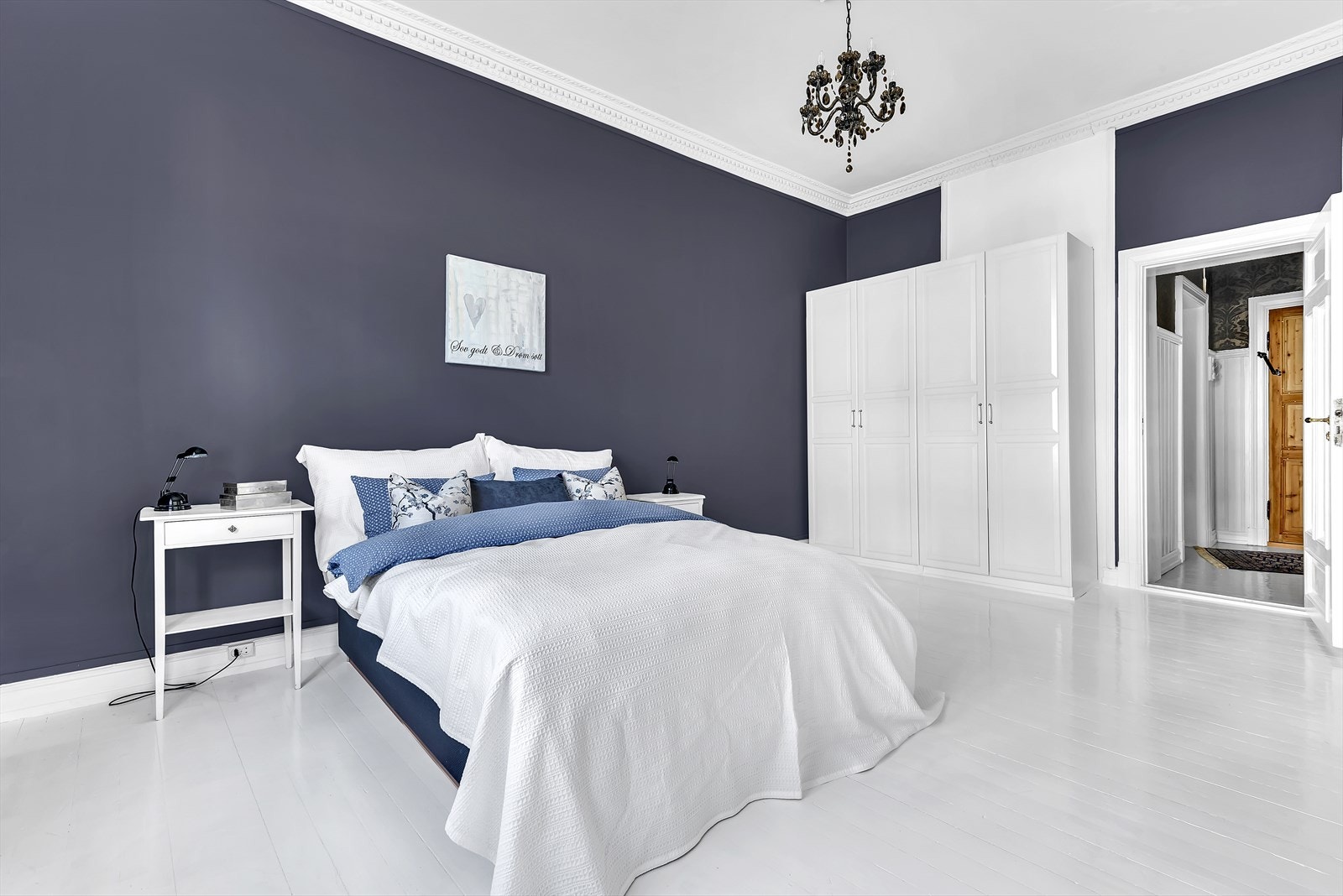 Luftig soverom med delikate farger og rosett og stukkatur. Galleribilde