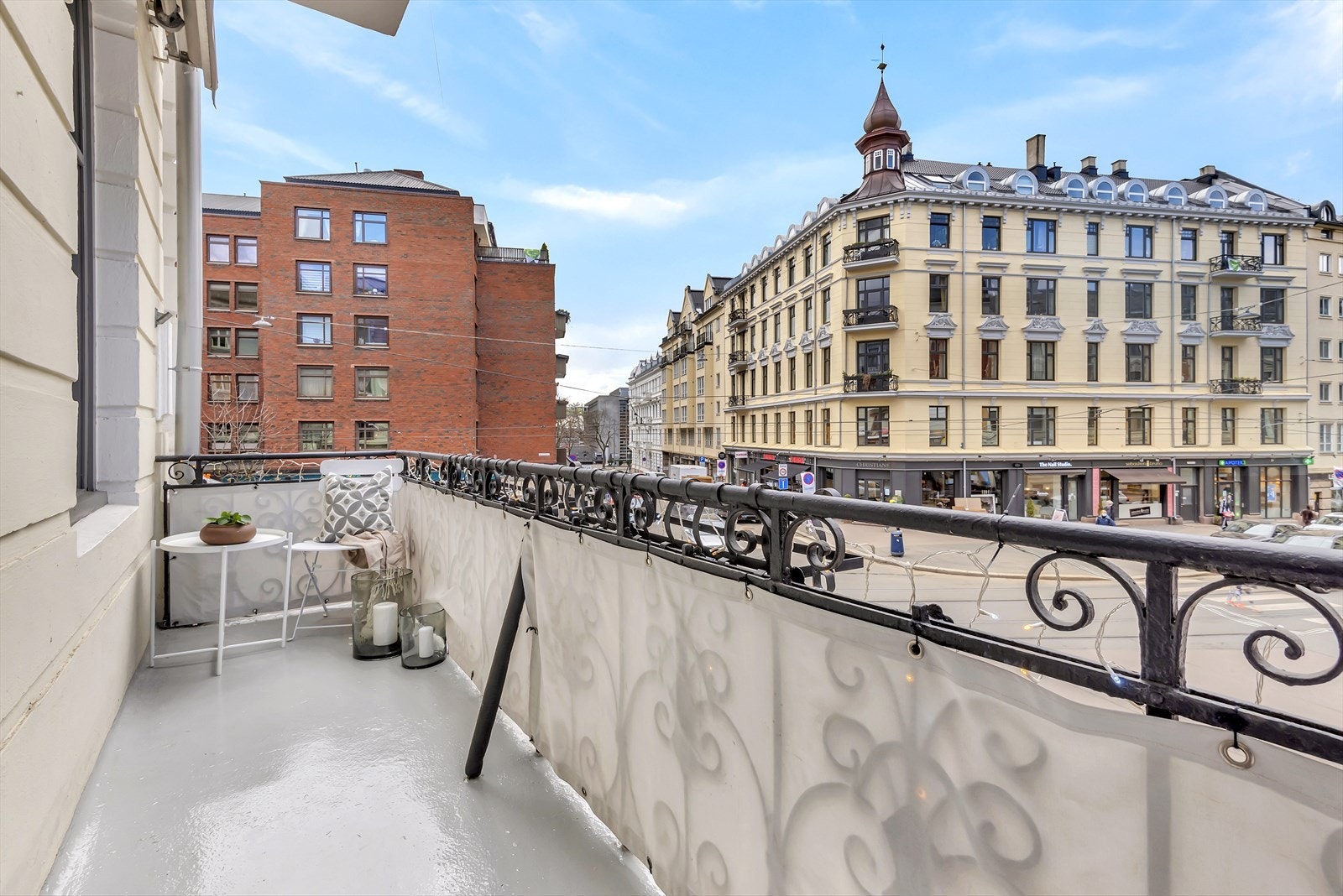 Vestvendt balkong med mye sol Galleribilde