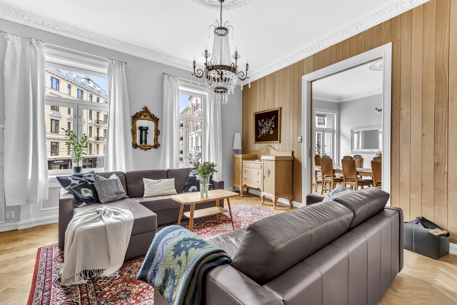 Fiskebeinsparkett, 2 vinduer, ca. 3,3m under taket, rosetter og stukkaturer Galleribilde