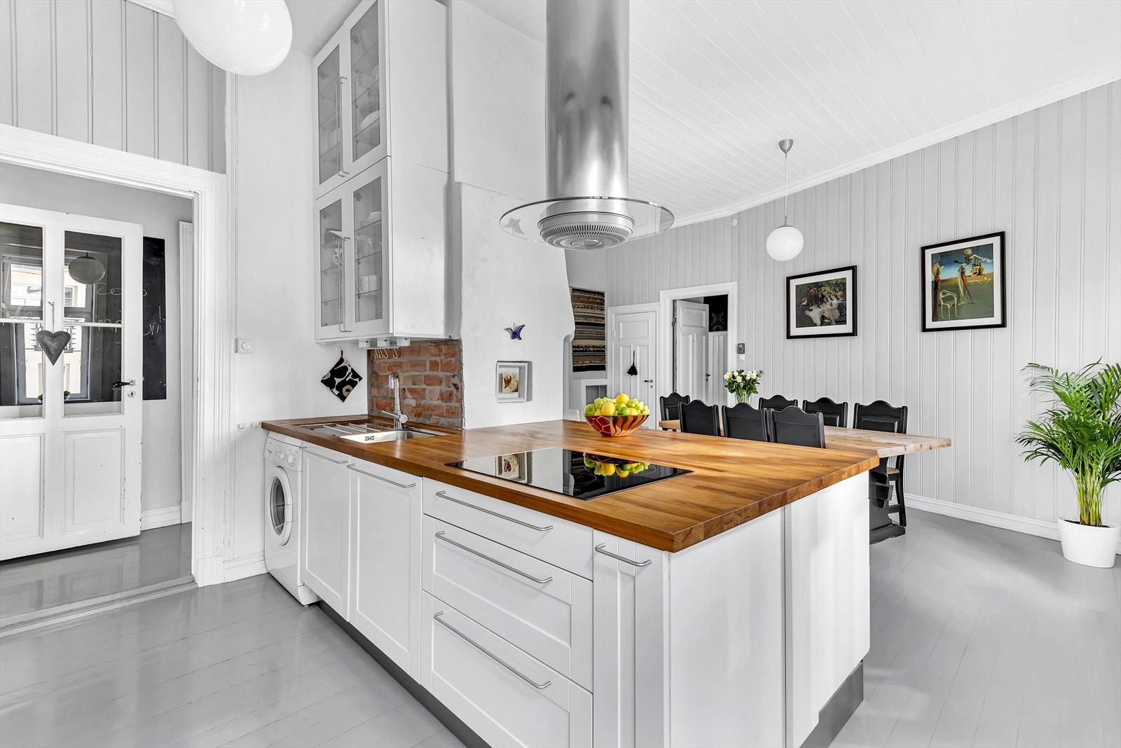 Kjøkkeninnredning fra HTH med integrerte hvitevarer Galleribilde