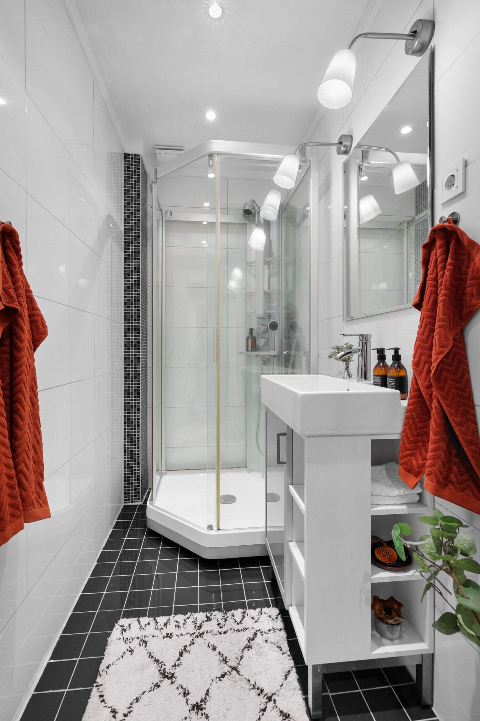 10x10 glassfliser på gulvet. Hvite 30x60 fliser på vegger Galleribilde