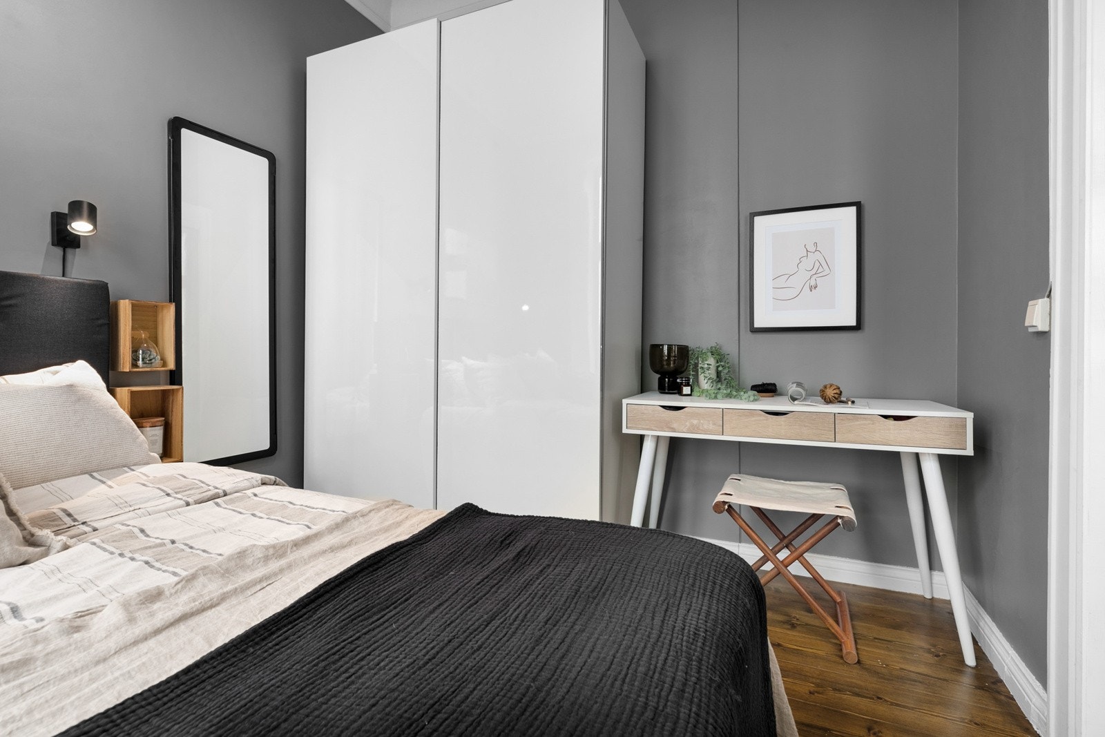 Godt med plass til stor seng, kontorplass og skyvedørsgarderobe Galleribilde