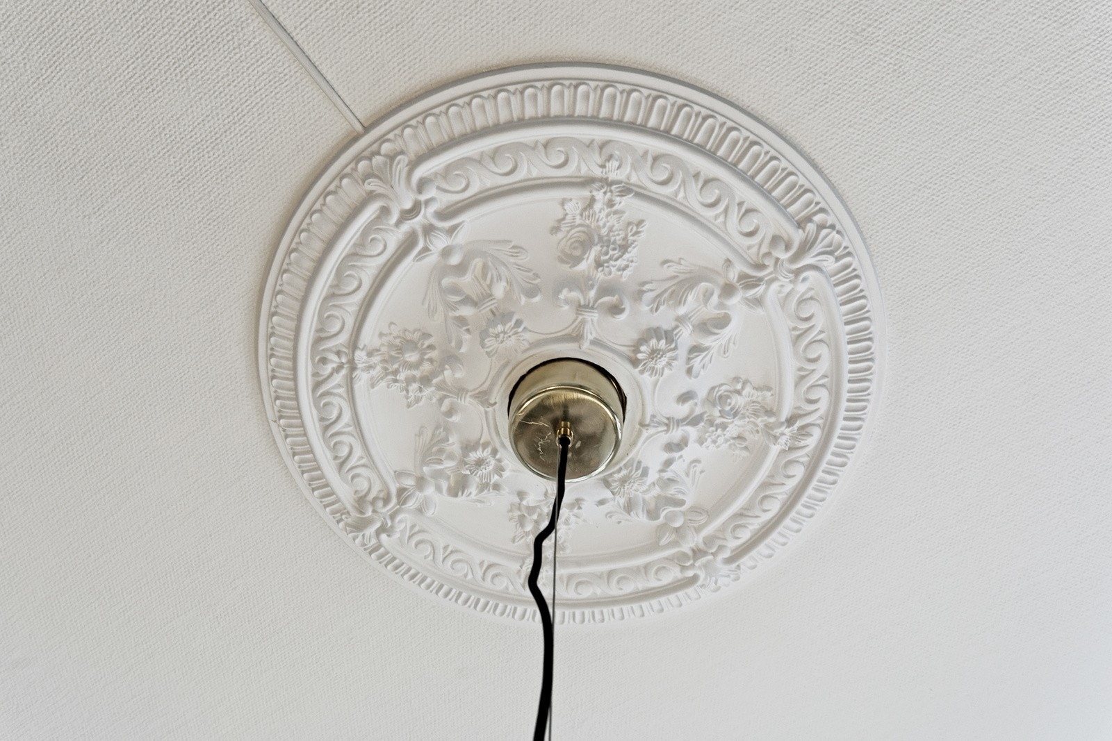 Klassiske elementer som rosett i stuen Galleribilde