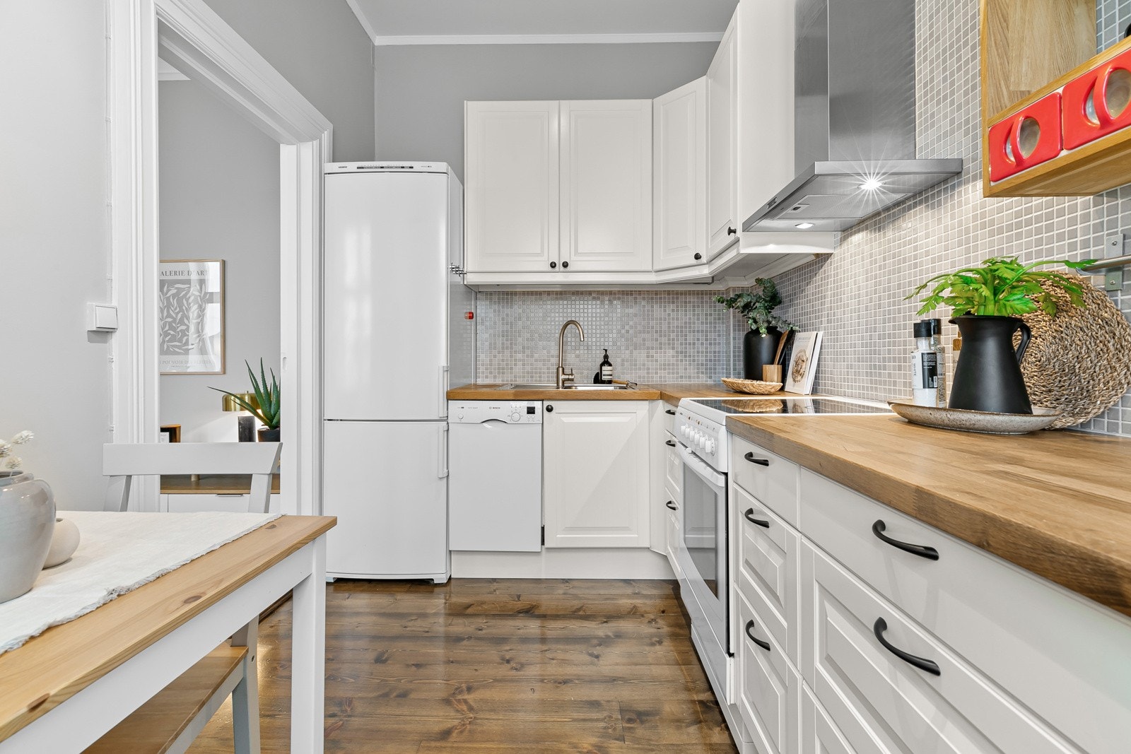 Opplegg for komfyr, smal oppvaskmaskin, vaskemaskin og kjøl/frys. Alt av hvitevarer medfølger boligen. Galleribilde