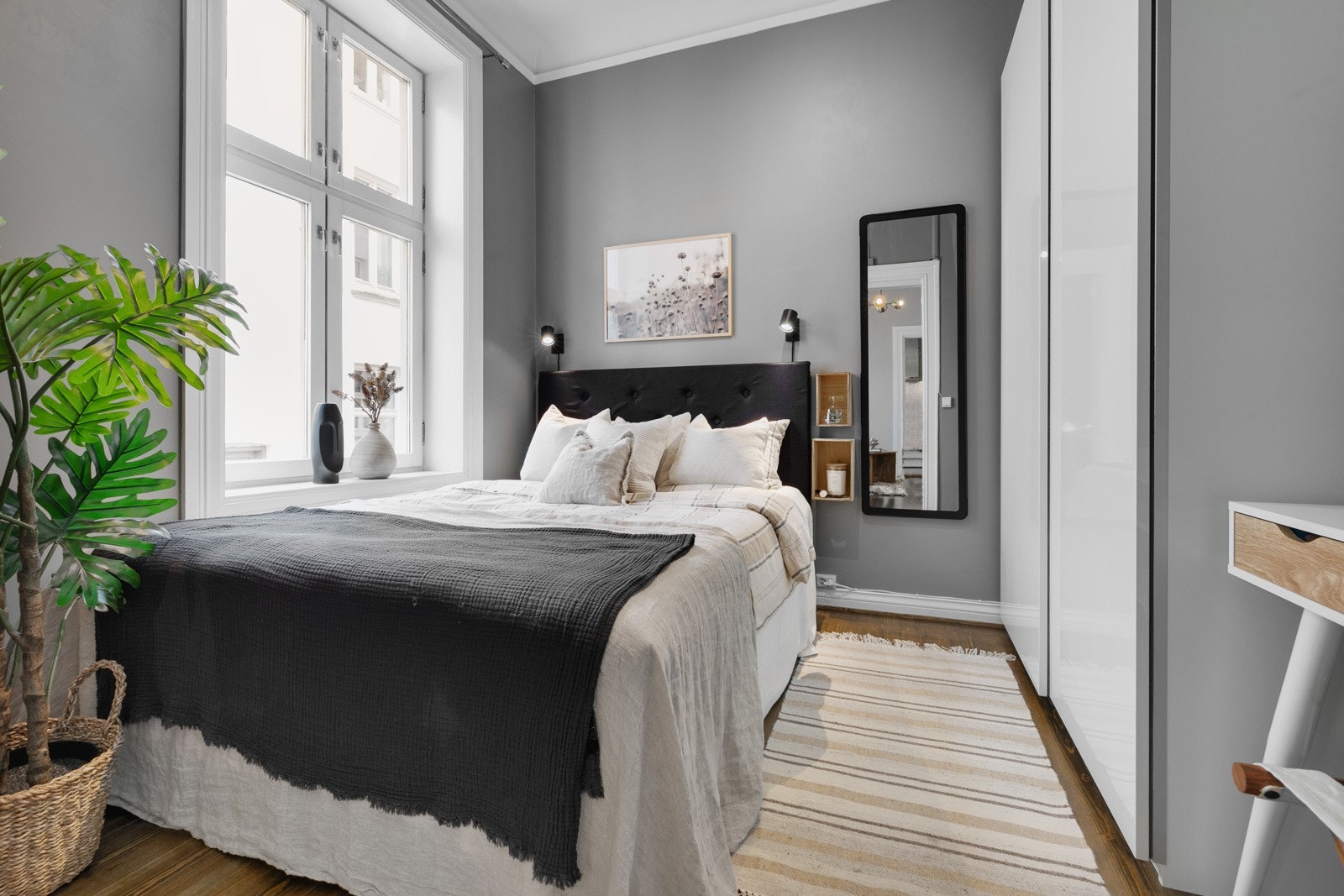 Luftig soverom som ligger skjermet fra Bjerregaards gate Galleribilde