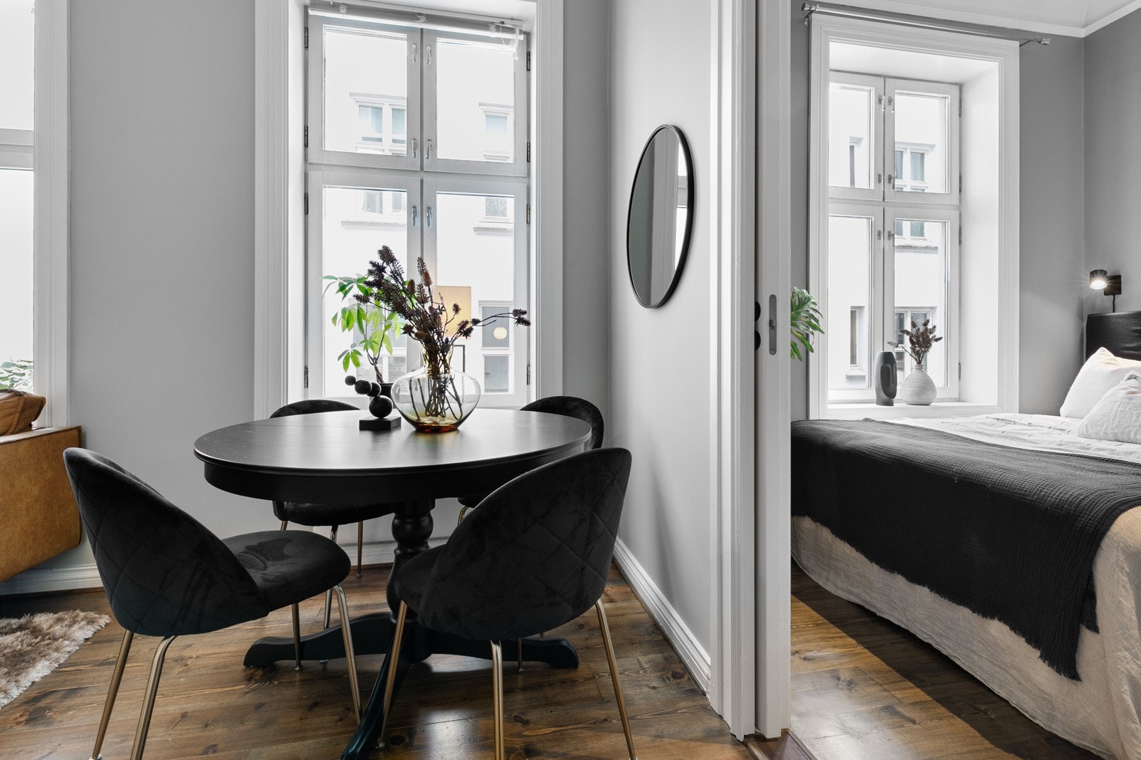 Det er god plass til spisebord i stuen Galleribilde