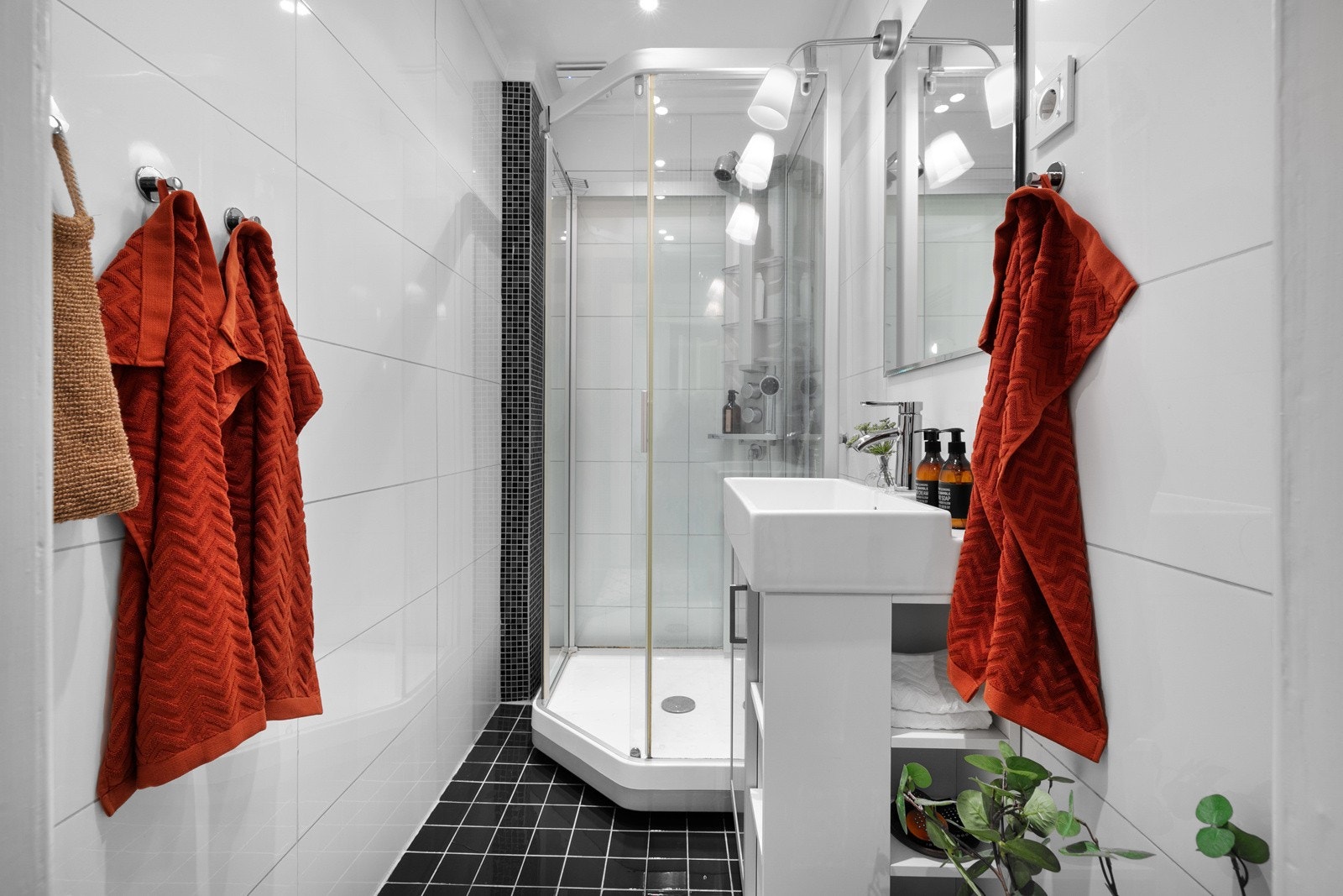 Pent flislagt baderom med varmekabler i gulv Galleribilde