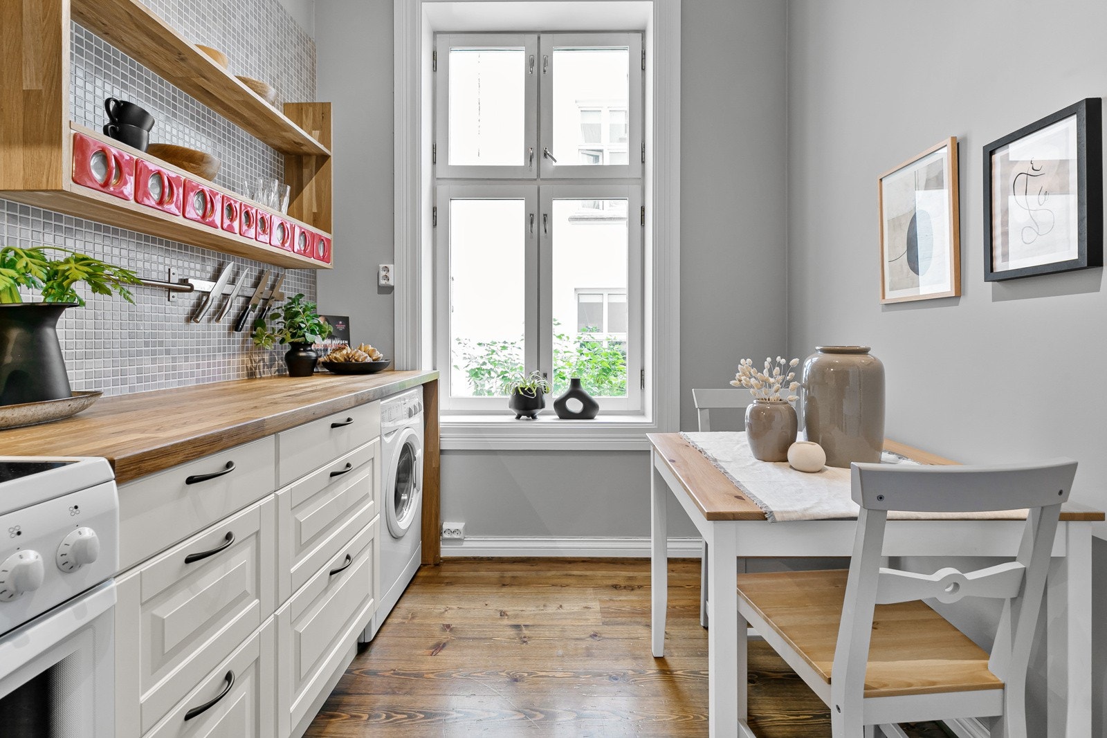 Romslig skap- og benkeplass Galleribilde