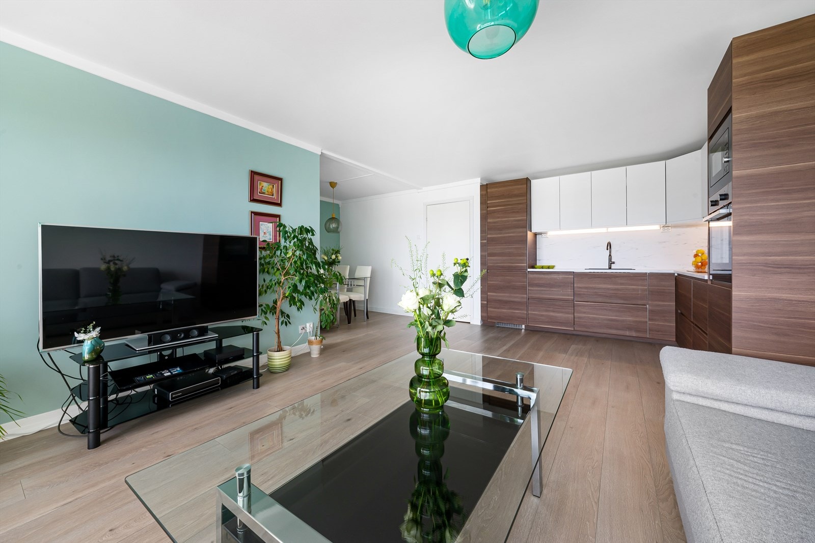 Stuen har god plass til sofa og TV med tilhørende møblement Galleribilde