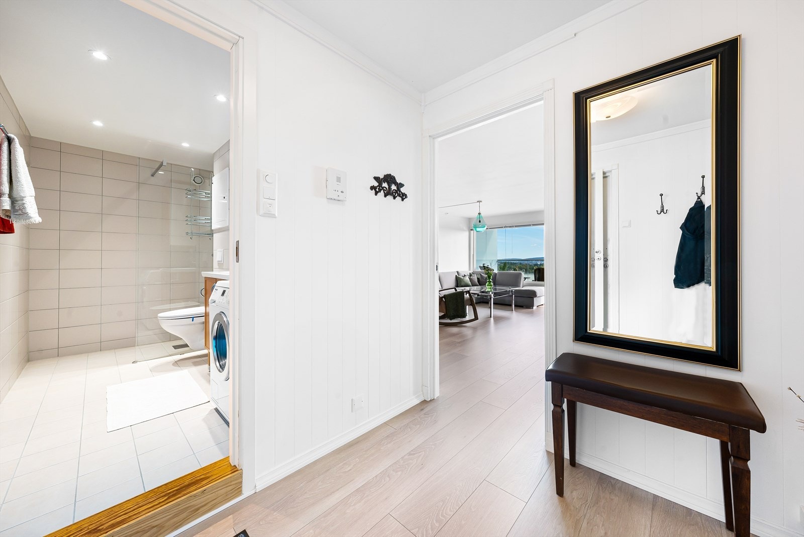 Lys og romslig entré som gir et godt førsteinntrykk av leiligheten Galleribilde