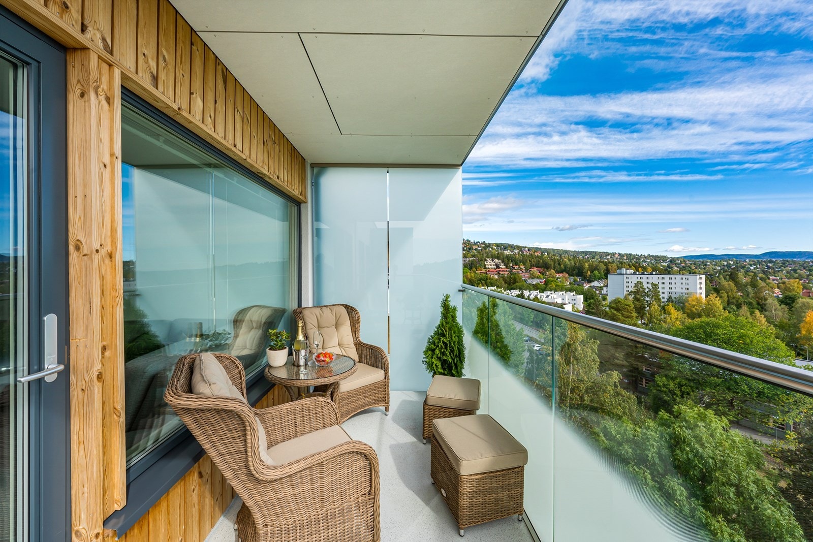 Herlig, overbygd balkong med god plass til utemøbler og med flere møbleringsmuligheter Galleribilde