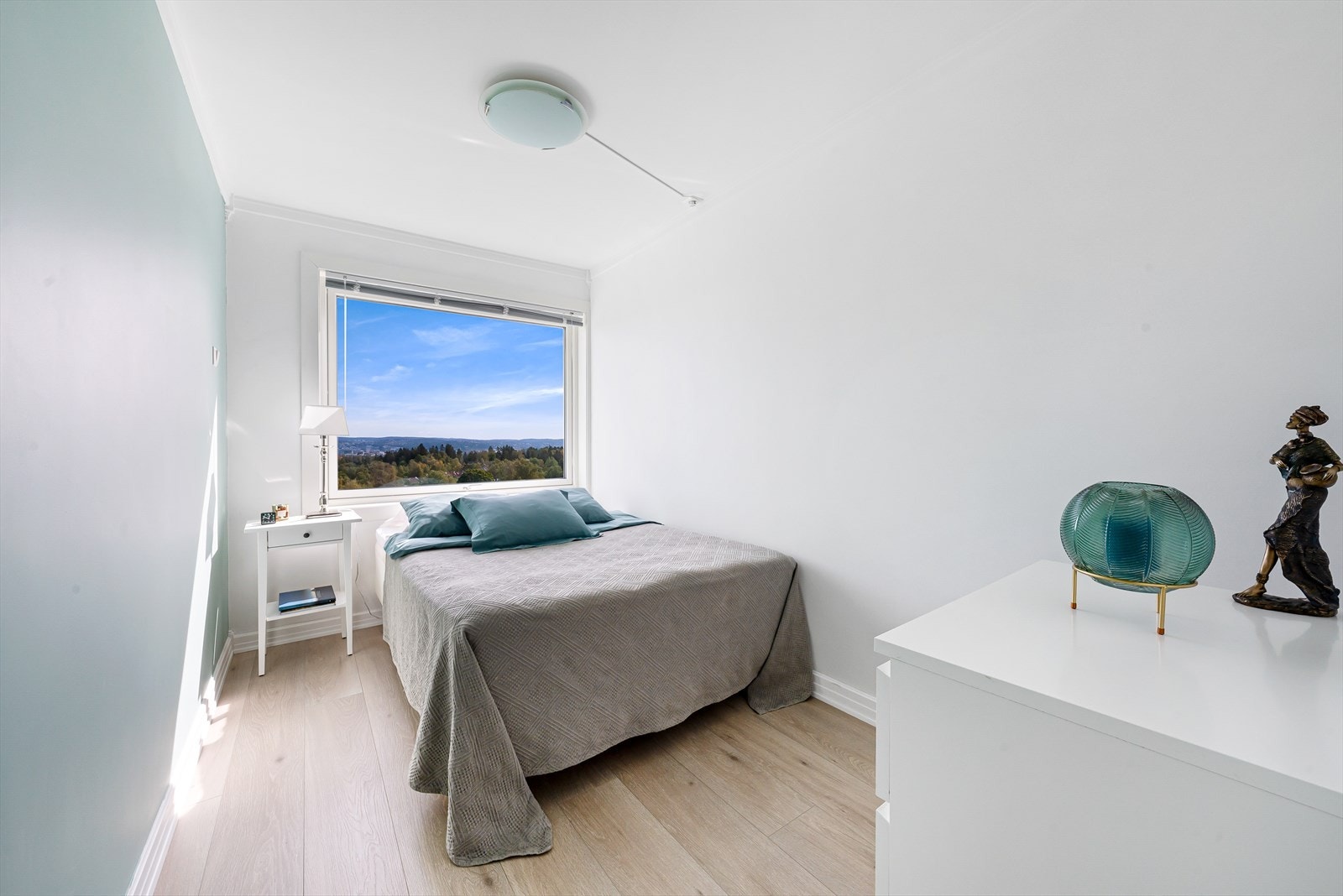 Romslig soverom med god plass til dobbeltseng, nattbord og øvrig møblement Galleribilde