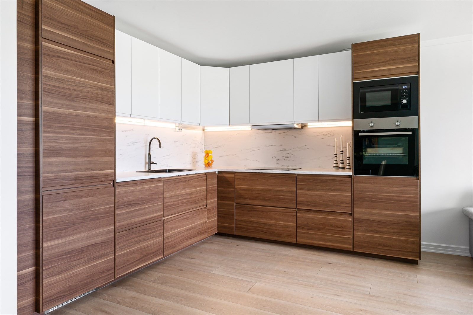 Her er det rikelig med arbeids- og oppbevaringsplass. Integrerte hvitevarer medfølger Galleribilde